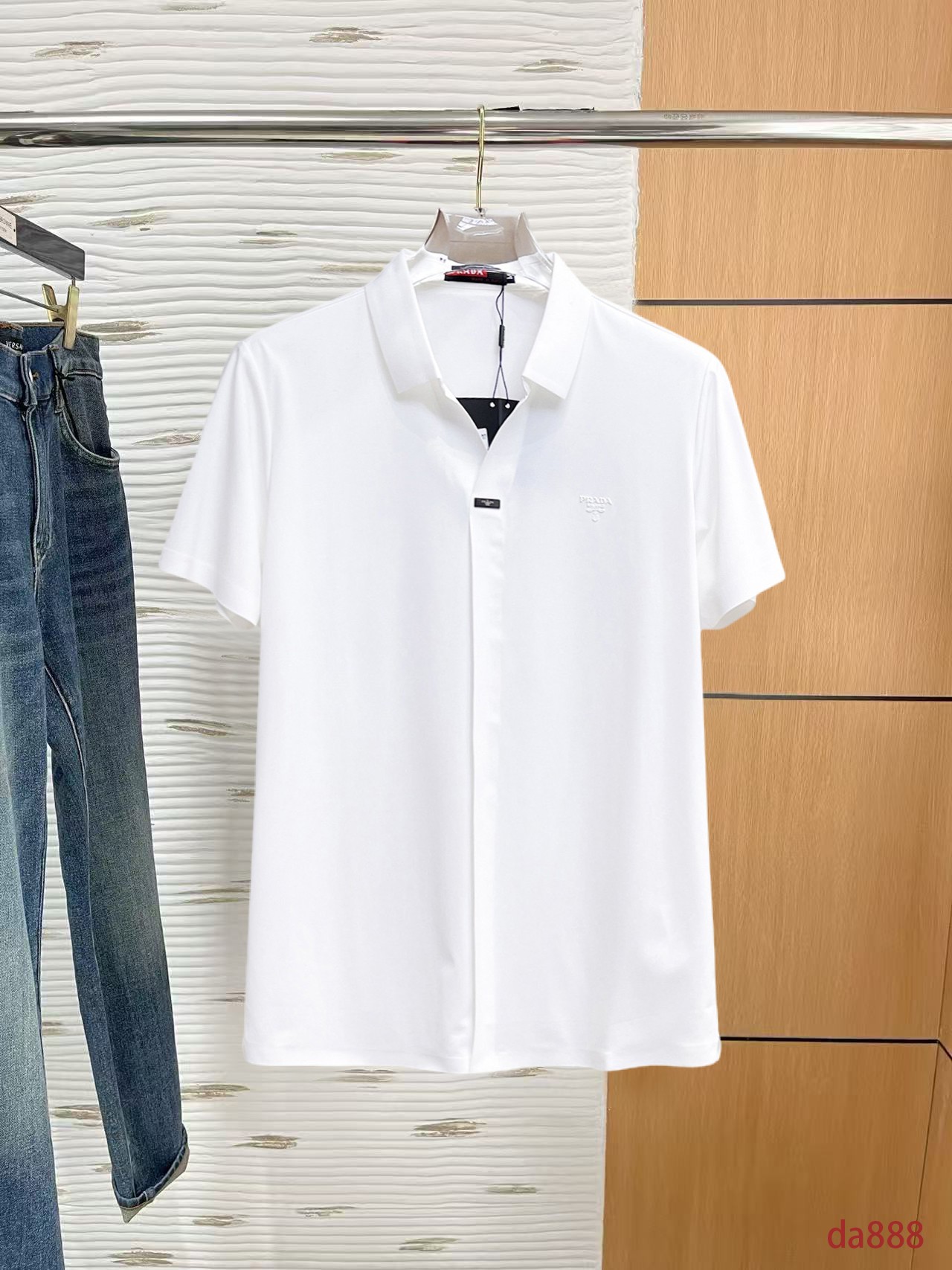 NO:160217,Prada High-end Business White-collar workers are a must-have item for individuals in the unit!  Seizure-free pressed gel ice silk casual business short-sleeved Polo, technology fabric, ice silk traceless, very good body feel, smooth feel and great texture!  Good elasticity, no sense of restraint, the fabric has its own breathable mesh, moisture absorption and sweating, quick drying and keeping it dry, small lapel placket-breasted design, showing a straight posture, not soft pedal, simple style, can be used for business and leisure, highly recommended!  High-elastic ice silk, the touch is as smooth as jade silk, clean and neat, and elegant and gentlemanly. The high-end materials are the key to the fabric, the quality control must be used. The feel is extremely delicate and smooth, the fabric has a good gloss and upper body skeleton feel, so we can greet mature and quality men's clothing!  Sweat in summer and dry in seconds, a brand new experience Business commuting and leisure M-4XL, prada, T-shirt, alexander wang19860909普拉达 高端商务 白领 单位人士必入单品！ 无痕压胶冰丝休闲商务短袖Polo,科技面料,冰丝无痕,体感非常棒,手感顺滑质感很棒！弹性好,无任何束缚感,面料自带透气网孔,吸湿排汗,速干保持干爽,小翻领门襟排扣设计,展露挺拔姿态,不软踏,简约款式,商务休闲都可驾驭,强烈推荐！高弹冰丝,触感堪比玉蚕丝一样丝滑,干净利落,儒雅绅士风度.高级材质,重点就是面料上,品控的必上,手感极其细腻光滑,面料光泽感和上身骨架感好,打招成熟品质男装！夏天出汗秒干,全新体验 商务通勤休闲 M-4XL,,prada,T-shirt,alexander wang,Men's clothing