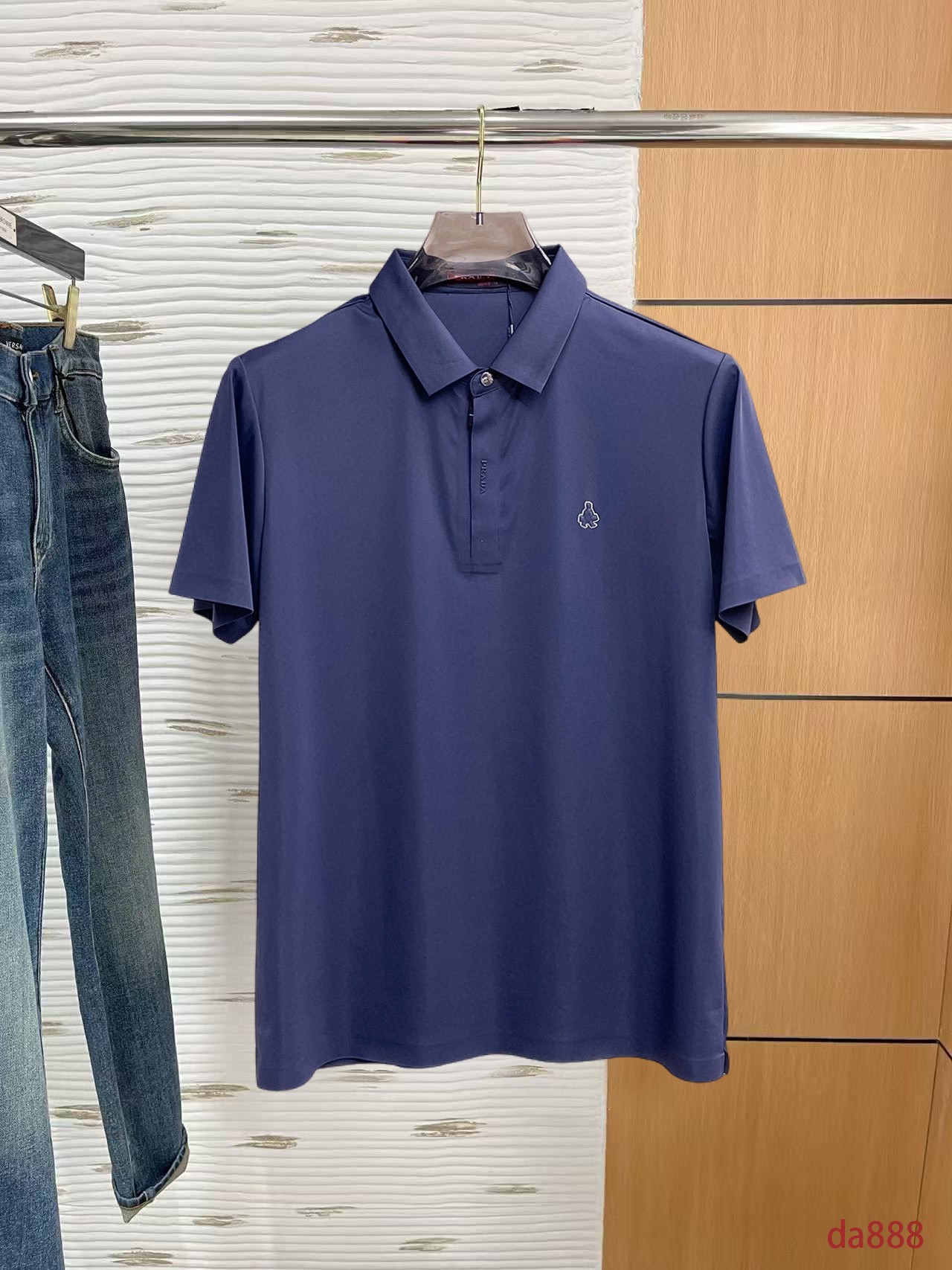 NO:160223,Prada High-end Business White-collar workers are a must-have item for individuals in the unit!  Seizure-free pressed gel ice silk casual business short-sleeved Polo, technology fabric, ice silk traceless, very good body feel, smooth feel and great texture!  Good elasticity, no sense of restraint, the fabric has its own breathable mesh, moisture absorption and sweating, quick drying and keeping it dry, small lapel placket-breasted design, showing a straight posture, not soft pedal, simple style, can be used for business and leisure, highly recommended!  High-elastic ice silk, the touch is as smooth as jade silk, clean and neat, and elegant and gentlemanly. The high-end materials are the key to the fabric, the quality control must be used. The feel is extremely delicate and smooth, the fabric has a good gloss and upper body skeleton feel, so we can greet mature and quality men's clothing!  Sweat in summer and dry in seconds, a brand new experience Business commuting and leisure M-4XL, prada, T-shirt, alexander wang19860909普拉达 高端商务 白领 单位人士必入单品！ 无痕压胶冰丝休闲商务短袖Polo,科技面料,冰丝无痕,体感非常棒,手感顺滑质感很棒！弹性好,无任何束缚感,面料自带透气网孔,吸湿排汗,速干保持干爽,小翻领门襟排扣设计,展露挺拔姿态,不软踏,简约款式,商务休闲都可驾驭,强烈推荐！高弹冰丝,触感堪比玉蚕丝一样丝滑,干净利落,儒雅绅士风度.高级材质,重点就是面料上,品控的必上,手感极其细腻光滑,面料光泽感和上身骨架感好,打招成熟品质男装！夏天出汗秒干,全新体验 商务通勤休闲 M-4XL,,prada,T-shirt,alexander wang,Men's clothing