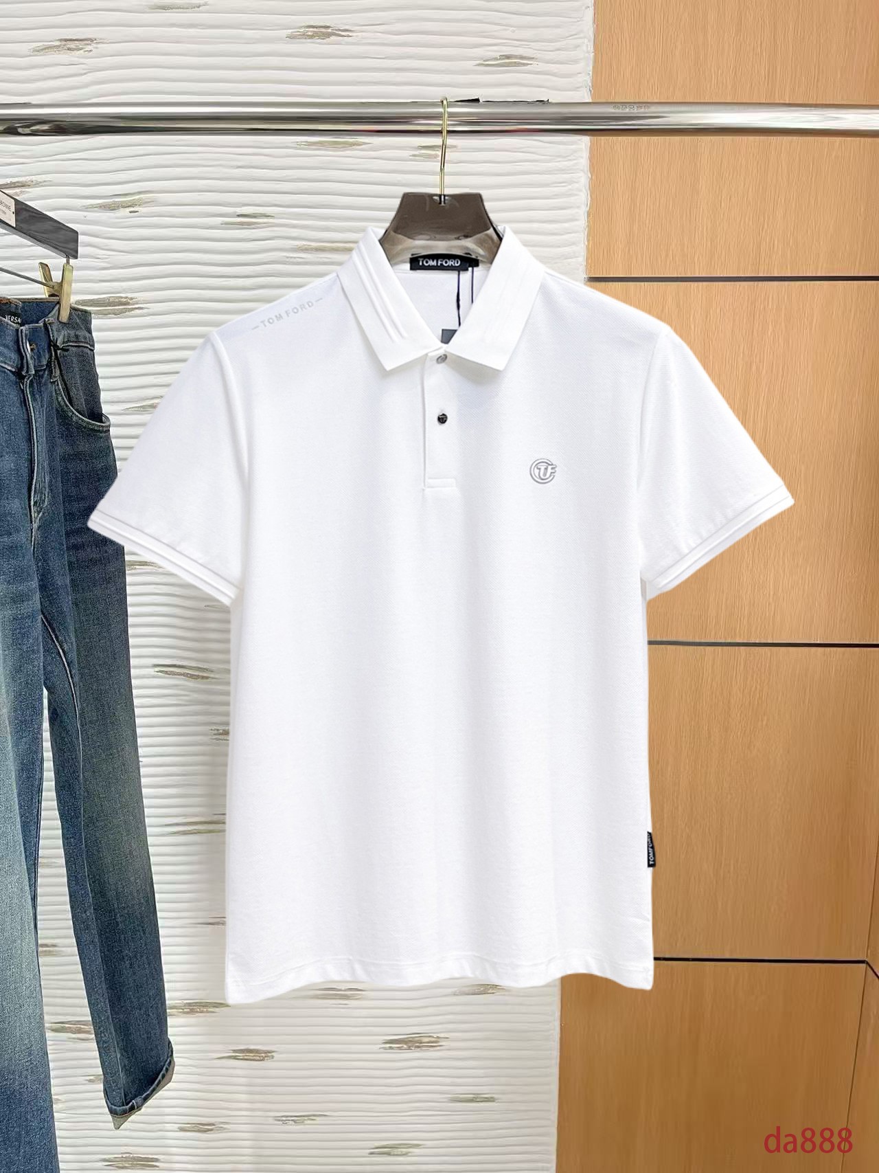 NO:160164,Tom Ford High-end Business White-collar workers are a must-have item for individuals in the unit!  Seizure-free pressed gel ice silk casual business short-sleeved Polo, technology fabric, ice silk traceless, very good body feel, smooth feel and great texture!  Good elasticity, no sense of restraint, the fabric has its own breathable mesh, moisture absorption and sweating, quick drying and keeping it dry, small lapel placket-breasted design, showing a straight posture, not soft pedal, simple style, can be used for business and leisure, highly recommended!  High-elastic ice silk, the touch is as smooth as jade silk, clean and neat, and elegant and gentlemanly. The high-end materials are the key to the fabric, the quality control must be used. The feel is extremely delicate and smooth, the fabric has a good gloss and upper body skeleton feel, so we can greet mature and quality men's clothing!  Sweat in summer and dry instantly, a brand new experience Business commuting and leisure M-4XL, T-shirt, alexander wang19860909汤姆福特 高端商务 白领 单位人士必入单品！ 无痕压胶冰丝休闲商务短袖Polo,科技面料,冰丝无痕,体感非常棒,手感顺滑质感很棒！弹性好,无任何束缚感,面料自带透气网孔,吸湿排汗,速干保持干爽,小翻领门襟排扣设计,展露挺拔姿态,不软踏,简约款式,商务休闲都可驾驭,强烈推荐！高弹冰丝,触感堪比玉蚕丝一样丝滑,干净利落,儒雅绅士风度.高级材质,重点就是面料上,品控的必上,手感极其细腻光滑,面料光泽感和上身骨架感好,打招成熟品质男装！夏天出汗秒干,全新体验 商务通勤休闲 M-4XL,,T-shirt,alexander wang,Men's clothing