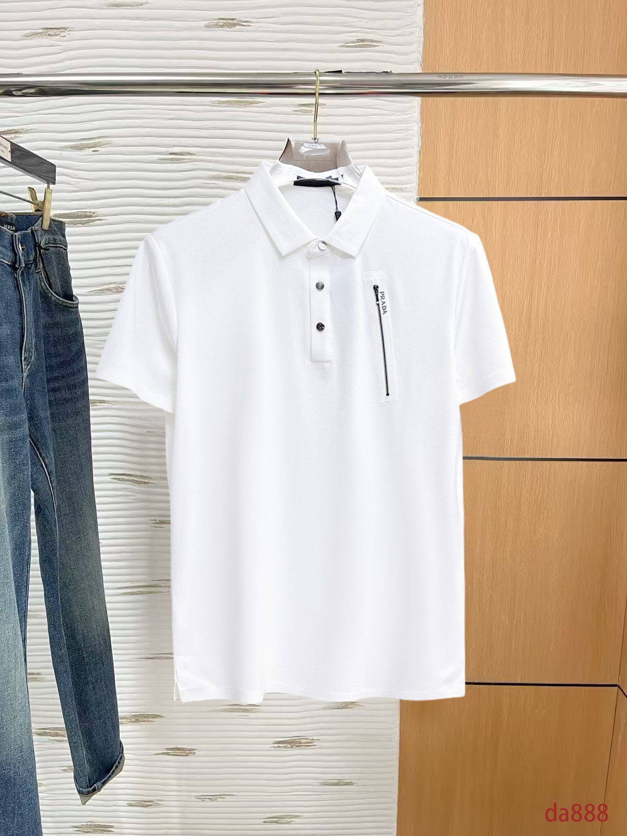 NO:160170,Prada High-end Business White-collar workers are a must-have item for individuals in the unit!  Seizure-free pressed gel ice silk casual business short-sleeved Polo, technology fabric, ice silk traceless, very good body feel, smooth feel and great texture!  Good elasticity, no sense of restraint, the fabric has its own breathable mesh, moisture absorption and sweating, quick drying and keeping it dry, small lapel placket-breasted design, showing a straight posture, not soft pedal, simple style, can be used for business and leisure, highly recommended!  High-elastic ice silk, the touch is as smooth as jade silk, clean and neat, and elegant and gentlemanly. The high-end materials are the key to the fabric, the quality control must be used. The feel is extremely delicate and smooth, the fabric has a good gloss and upper body skeleton feel, so we can greet mature and quality men's clothing!  Sweat in summer and dry in seconds, a brand new experience Business commuting and leisure M-4XL, prada, T-shirt, alexander wang19860909普拉达 高端商务 白领 单位人士必入单品！ 无痕压胶冰丝休闲商务短袖Polo,科技面料,冰丝无痕,体感非常棒,手感顺滑质感很棒！弹性好,无任何束缚感,面料自带透气网孔,吸湿排汗,速干保持干爽,小翻领门襟排扣设计,展露挺拔姿态,不软踏,简约款式,商务休闲都可驾驭,强烈推荐！高弹冰丝,触感堪比玉蚕丝一样丝滑,干净利落,儒雅绅士风度.高级材质,重点就是面料上,品控的必上,手感极其细腻光滑,面料光泽感和上身骨架感好,打招成熟品质男装！夏天出汗秒干,全新体验 商务通勤休闲 M-4XL,,prada,T-shirt,alexander wang,Men's clothing