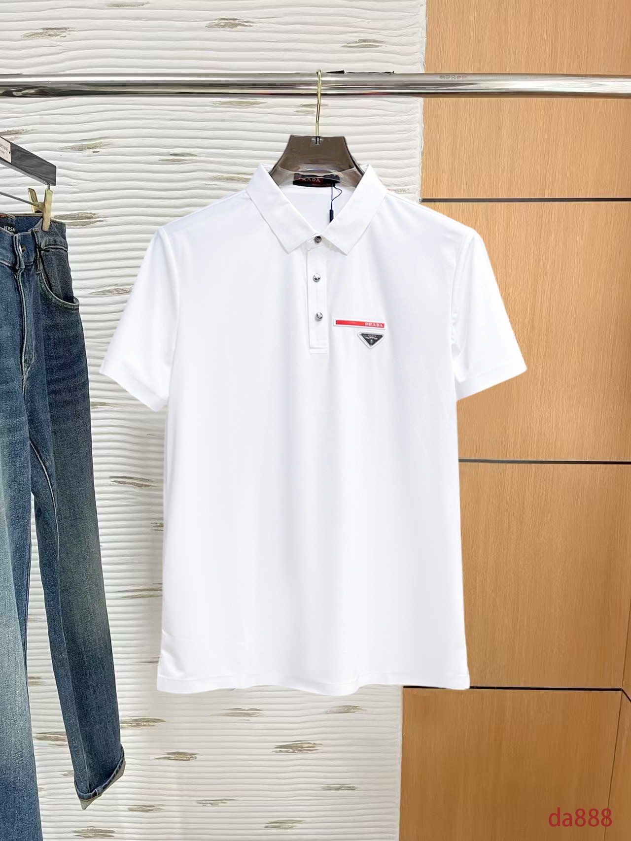 NO:160179,Prada High-end Business White-collar workers are a must-have item for individuals in the unit!  Seizure-free pressed gel ice silk casual business short-sleeved Polo, technology fabric, ice silk traceless, very good body feel, smooth feel and great texture!  Good elasticity, no sense of restraint, the fabric has its own breathable mesh, moisture absorption and sweating, quick drying and keeping it dry, small lapel placket-breasted design, showing a straight posture, not soft pedal, simple style, can be used for business and leisure, highly recommended!  High-elastic ice silk, the touch is as smooth as jade silk, clean and neat, and elegant and gentlemanly. The high-end materials are the key to the fabric, the quality control must be used. The feel is extremely delicate and smooth, the fabric has a good gloss and upper body skeleton feel, so we can greet mature and quality men's clothing!  Sweat in summer and dry in seconds, a brand new experience Business commuting and leisure M-4XL, prada, T-shirt, alexander wang19860909普拉达 高端商务 白领 单位人士必入单品！ 无痕压胶冰丝休闲商务短袖Polo,科技面料,冰丝无痕,体感非常棒,手感顺滑质感很棒！弹性好,无任何束缚感,面料自带透气网孔,吸湿排汗,速干保持干爽,小翻领门襟排扣设计,展露挺拔姿态,不软踏,简约款式,商务休闲都可驾驭,强烈推荐！高弹冰丝,触感堪比玉蚕丝一样丝滑,干净利落,儒雅绅士风度.高级材质,重点就是面料上,品控的必上,手感极其细腻光滑,面料光泽感和上身骨架感好,打招成熟品质男装！夏天出汗秒干,全新体验 商务通勤休闲 M-4XL,,prada,T-shirt,alexander wang,Men's clothing