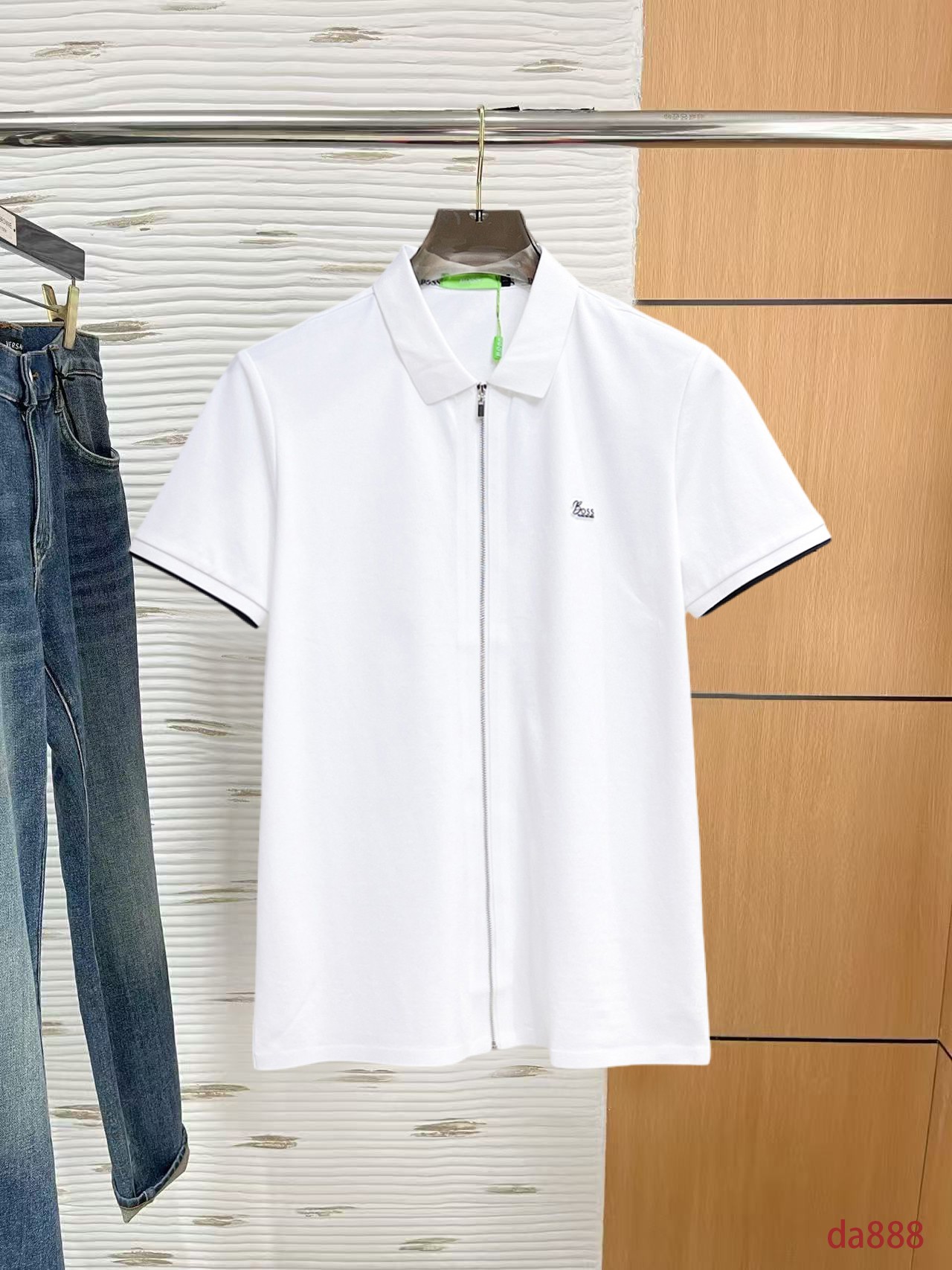 NO:160208,BOSS High-end Business White-collar workers are a must-have item for individuals in the unit!  Seal-free pressed glue ice silk casual business short-sleeved shirt, technological fabric, ice silk traceless, very good body feel, smooth feel and great texture!  Good elasticity, no sense of restraint, the fabric has its own breathable mesh, moisture absorption and sweating, quick drying and keeping it dry, small lapel placket-breasted design, showing a straight posture, not soft pedal, simple style, can be used for business and leisure, highly recommended!  High-elastic ice silk, the touch is as smooth as jade silk, clean and neat, and elegant and gentlemanly. The high-end materials are the key to the fabric, the quality control must be used. The feel is extremely delicate and smooth, the fabric has a good gloss and upper body skeleton feel, so we can greet mature and quality men's clothing!  Sweat in summer and dry instantly, a brand new experience Business commuting and leisure M-4XL, Shirts, T-shirt, alexander wang19860909BOSS 高端商务 白领 单位人士必入单品！ 无痕压胶冰丝休闲商务短袖衬衫,科技面料,冰丝无痕,体感非常棒,手感顺滑质感很棒！弹性好,无任何束缚感,面料自带透气网孔,吸湿排汗,速干保持干爽,小翻领门襟排扣设计,展露挺拔姿态,不软踏,简约款式,商务休闲都可驾驭,强烈推荐！高弹冰丝,触感堪比玉蚕丝一样丝滑,干净利落,儒雅绅士风度.高级材质,重点就是面料上,品控的必上,手感极其细腻光滑,面料光泽感和上身骨架感好,打招成熟品质男装！夏天出汗秒干,全新体验 商务通勤休闲 M-4XL,,shirts,T-shirt,alexander wang,Men's clothing