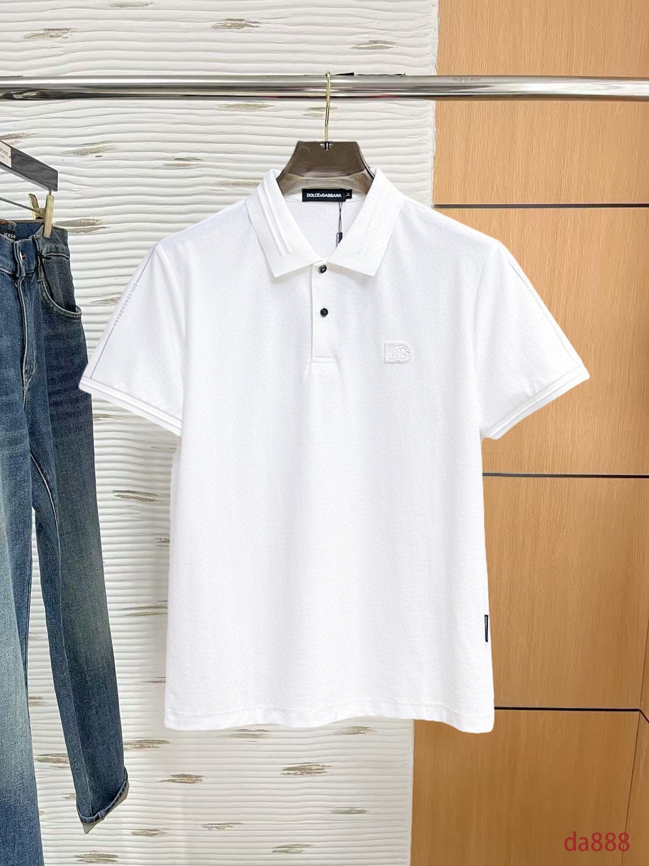 NO:160211,DG High-end Business White-collar workers are a must-have item for individuals in the unit!  Seizure-free pressed gel ice silk casual business short-sleeved Polo, technology fabric, ice silk traceless, very good body feel, smooth feel and great texture!  Good elasticity, no sense of restraint, the fabric has its own breathable mesh, moisture absorption and sweating, quick drying and keeping it dry, small lapel placket-breasted design, showing a straight posture, not soft pedal, simple style, can be used for business and leisure, highly recommended!  High-elastic ice silk, the touch is as smooth as jade silk, clean and neat, and elegant and gentlemanly. The high-end materials are the key to the fabric, the quality control must be used. The feel is extremely delicate and smooth, the fabric has a good gloss and upper body skeleton feel, so we can greet mature and quality men's clothing!  Sweat in summer and dry in seconds, a brand new experience Business commuting and leisure M-4XL, Dolce & Gabbana, T-shirt, alexander wang19860909DG 高端商务 白领 单位人士必入单品！ 无痕压胶冰丝休闲商务短袖Polo,科技面料,冰丝无痕,体感非常棒,手感顺滑质感很棒！弹性好,无任何束缚感,面料自带透气网孔,吸湿排汗,速干保持干爽,小翻领门襟排扣设计,展露挺拔姿态,不软踏,简约款式,商务休闲都可驾驭,强烈推荐！高弹冰丝,触感堪比玉蚕丝一样丝滑,干净利落,儒雅绅士风度.高级材质,重点就是面料上,品控的必上,手感极其细腻光滑,面料光泽感和上身骨架感好,打招成熟品质男装！夏天出汗秒干,全新体验 商务通勤休闲 M-4XL,,Dolce&Gabbana,T-shirt,alexander wang,Men's clothing