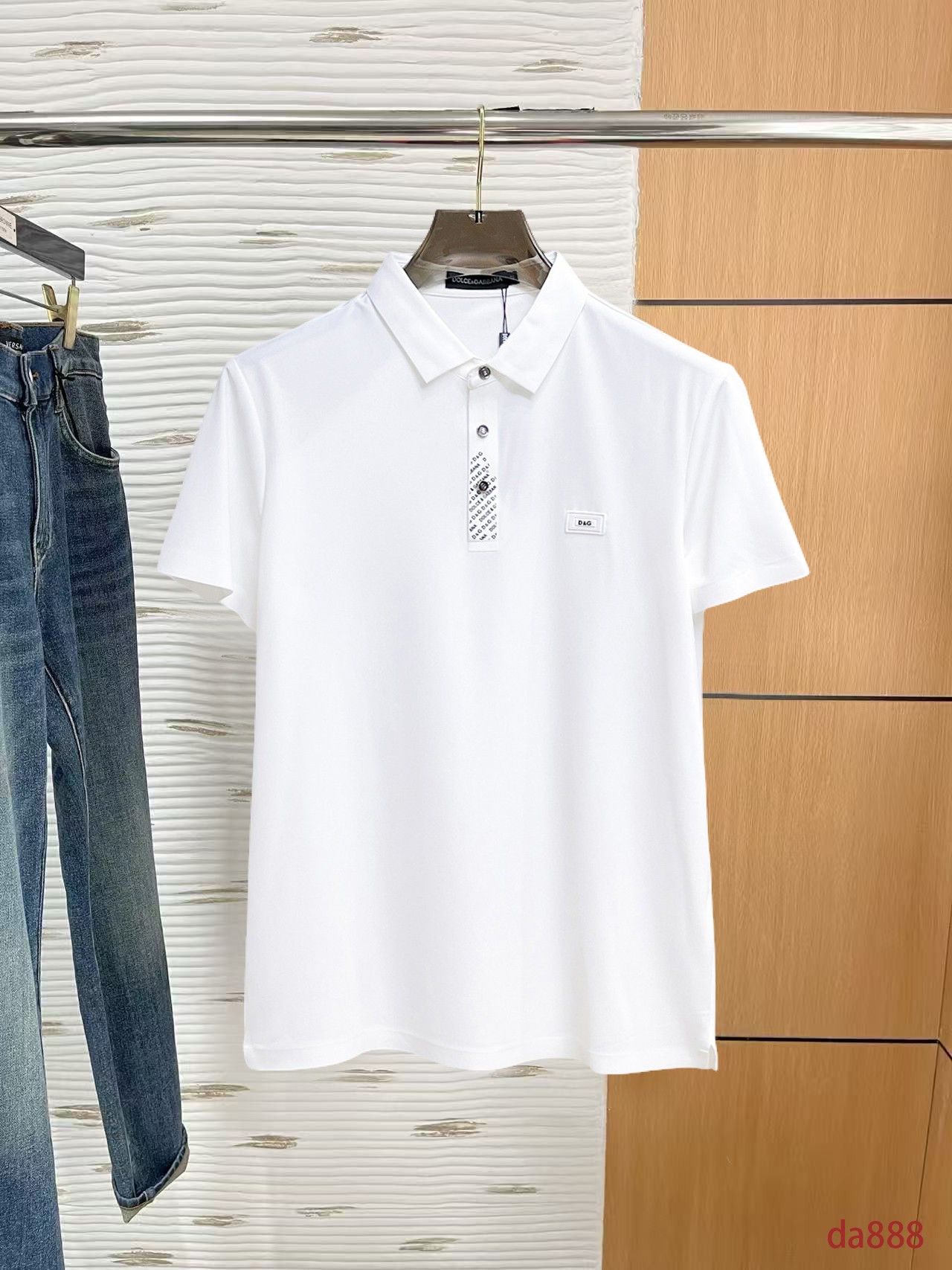 NO:160157,DG High-end Business White-collar workers are a must-have item for individuals in the unit!  Seizure-free pressed gel ice silk casual business short-sleeved Polo, technology fabric, ice silk traceless, very good body feel, smooth feel and great texture!  Good elasticity, no sense of restraint, the fabric has its own breathable mesh, moisture absorption and sweating, quick drying and keeping it dry, small lapel placket-breasted design, showing a straight posture, not soft pedal, simple style, can be used for business and leisure, highly recommended!  High-elastic ice silk, the touch is as smooth as jade silk, clean and neat, and elegant and gentlemanly. The high-end materials are the key to the fabric, the quality control must be used. The feel is extremely delicate and smooth, the fabric has a good gloss and upper body skeleton feel, so we can greet mature and quality men's clothing!  Sweat in summer and dry in seconds, a brand new experience Business commuting and leisure M-4XL, Dolce & Gabbana, T-shirt, alexander wang19860909DG 高端商务 白领 单位人士必入单品！ 无痕压胶冰丝休闲商务短袖Polo,科技面料,冰丝无痕,体感非常棒,手感顺滑质感很棒！弹性好,无任何束缚感,面料自带透气网孔,吸湿排汗,速干保持干爽,小翻领门襟排扣设计,展露挺拔姿态,不软踏,简约款式,商务休闲都可驾驭,强烈推荐！高弹冰丝,触感堪比玉蚕丝一样丝滑,干净利落,儒雅绅士风度.高级材质,重点就是面料上,品控的必上,手感极其细腻光滑,面料光泽感和上身骨架感好,打招成熟品质男装！夏天出汗秒干,全新体验 商务通勤休闲 M-4XL,,Dolce&Gabbana,T-shirt,alexander wang,Men's clothing