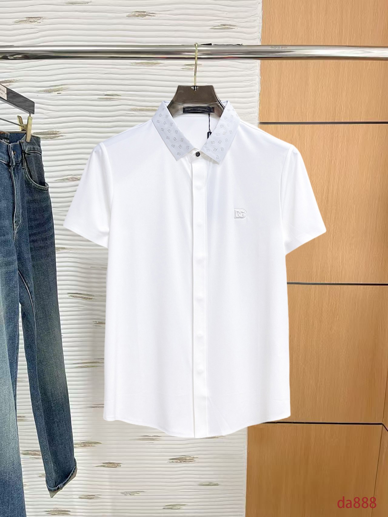 NO:160205,DG High-end Business White-collar workers are a must-have item for individuals in the unit!  Seal-free pressed glue ice silk casual business short-sleeved shirt, technological fabric, ice silk traceless, very good body feel, smooth feel and great texture!  Good elasticity, no sense of restraint, the fabric has its own breathable mesh, moisture absorption and sweating, quick drying and keeping it dry, small lapel placket-breasted design, showing a straight posture, not soft pedal, simple style, can be used for business and leisure, highly recommended!  High-elastic ice silk, the touch is as smooth as jade silk, clean and neat, and elegant and gentlemanly. The high-end materials are the key to the fabric, the quality control must be used. The feel is extremely delicate and smooth, the fabric has a good gloss and upper body skeleton feel, so we can greet mature and quality men's clothing!  Sweat in summer and dry instantly, a brand new experience Business commuting and leisure M-4XL, Dolce & Gabbana,shirts,T-shirt,alexander wang19860909DG 高端商务 白领 单位人士必入单品！ 无痕压胶冰丝休闲商务短袖衬衫,科技面料,冰丝无痕,体感非常棒,手感顺滑质感很棒！弹性好,无任何束缚感,面料自带透气网孔,吸湿排汗,速干保持干爽,小翻领门襟排扣设计,展露挺拔姿态,不软踏,简约款式,商务休闲都可驾驭,强烈推荐！高弹冰丝,触感堪比玉蚕丝一样丝滑,干净利落,儒雅绅士风度.高级材质,重点就是面料上,品控的必上,手感极其细腻光滑,面料光泽感和上身骨架感好,打招成熟品质男装！夏天出汗秒干,全新体验 商务通勤休闲 M-4XL,,Dolce&Gabbana,shirts,T-shirt,alexander wang,Men's clothing