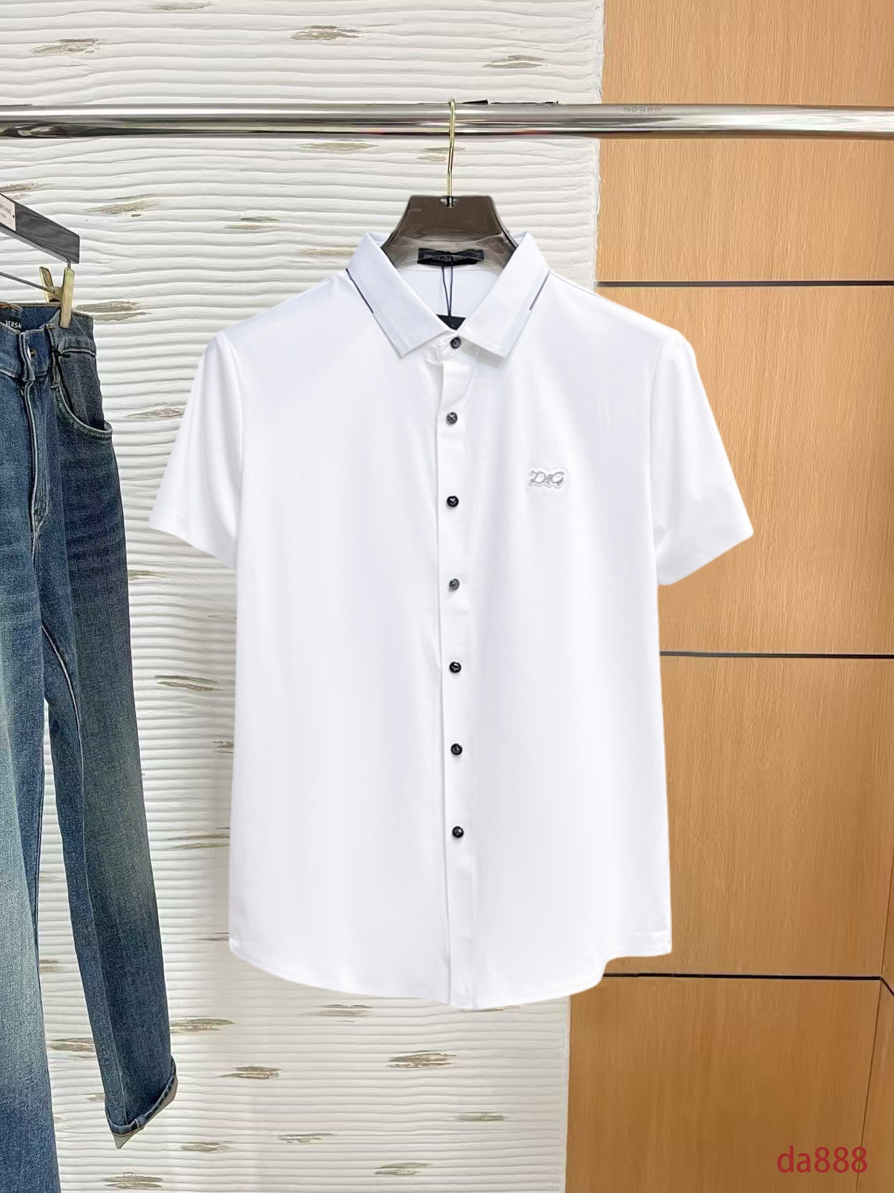 NO:160160,DG High-end Business White-collar workers are a must-have item for individuals in the unit!  Seal-free pressed glue ice silk casual business short-sleeved shirt, technological fabric, ice silk traceless, very good body feel, smooth feel and great texture!  Good elasticity, no sense of restraint, the fabric has its own breathable mesh, moisture absorption and sweating, quick drying and keeping it dry, small lapel placket-breasted design, showing a straight posture, not soft pedal, simple style, can be used for business and leisure, highly recommended!  High-elastic ice silk, the touch is as smooth as jade silk, clean and neat, and elegant and gentlemanly. The high-end materials are the key to the fabric, the quality control must be used. The feel is extremely delicate and smooth, the fabric has a good gloss and upper body skeleton feel, so we can greet mature and quality men's clothing!  Sweat in summer and dry instantly, a brand new experience Business commuting and leisure M-4XL, Dolce & Gabbana,shirts,T-shirt,alexander wang19860909DG 高端商务 白领 单位人士必入单品！ 无痕压胶冰丝休闲商务短袖衬衫,科技面料,冰丝无痕,体感非常棒,手感顺滑质感很棒！弹性好,无任何束缚感,面料自带透气网孔,吸湿排汗,速干保持干爽,小翻领门襟排扣设计,展露挺拔姿态,不软踏,简约款式,商务休闲都可驾驭,强烈推荐！高弹冰丝,触感堪比玉蚕丝一样丝滑,干净利落,儒雅绅士风度.高级材质,重点就是面料上,品控的必上,手感极其细腻光滑,面料光泽感和上身骨架感好,打招成熟品质男装！夏天出汗秒干,全新体验 商务通勤休闲 M-4XL,,Dolce&Gabbana,shirts,T-shirt,alexander wang,Men's clothing