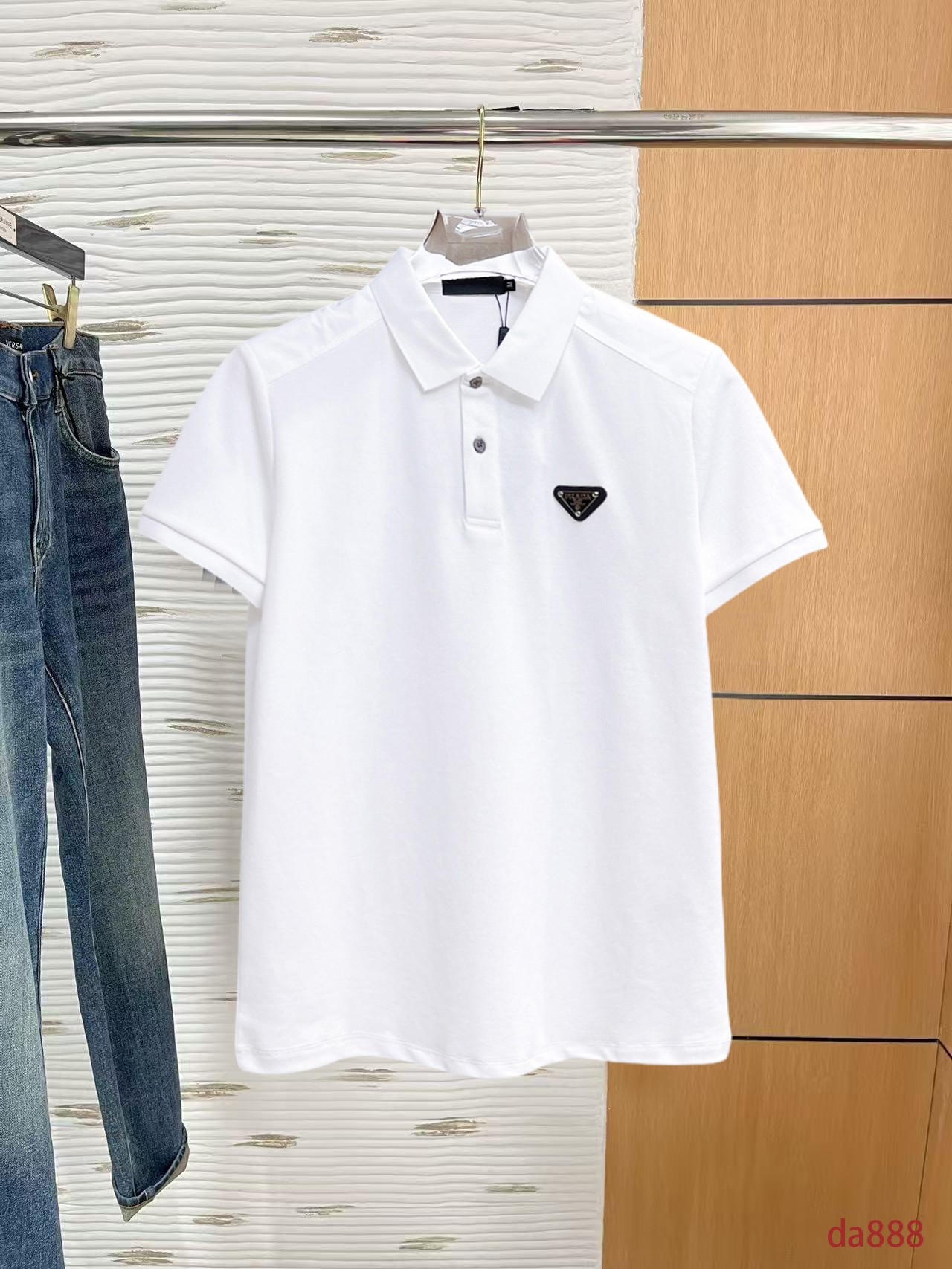 NO:160202,Prada High-end Business White-collar workers are a must-have item for individuals in the unit!  Seizure-free pressed gel ice silk casual business short-sleeved Polo, technology fabric, ice silk traceless, very good body feel, smooth feel and great texture!  Good elasticity, no sense of restraint, the fabric has its own breathable mesh, moisture absorption and sweating, quick drying and keeping it dry, small lapel placket-breasted design, showing a straight posture, not soft pedal, simple style, can be used for business and leisure, highly recommended!  High-elastic ice silk, the touch is as smooth as jade silk, clean and neat, and elegant and gentlemanly. The high-end materials are the key to the fabric, the quality control must be used. The feel is extremely delicate and smooth, the fabric has a good gloss and upper body skeleton feel, so we can greet mature and quality men's clothing!  Sweat in summer and dry in seconds, a brand new experience Business commuting and leisure M-4XL, prada, T-shirt, alexander wang19860909普拉达 高端商务 白领 单位人士必入单品！ 无痕压胶冰丝休闲商务短袖Polo,科技面料,冰丝无痕,体感非常棒,手感顺滑质感很棒！弹性好,无任何束缚感,面料自带透气网孔,吸湿排汗,速干保持干爽,小翻领门襟排扣设计,展露挺拔姿态,不软踏,简约款式,商务休闲都可驾驭,强烈推荐！高弹冰丝,触感堪比玉蚕丝一样丝滑,干净利落,儒雅绅士风度.高级材质,重点就是面料上,品控的必上,手感极其细腻光滑,面料光泽感和上身骨架感好,打招成熟品质男装！夏天出汗秒干,全新体验 商务通勤休闲 M-4XL,,prada,T-shirt,alexander wang,Men's clothing