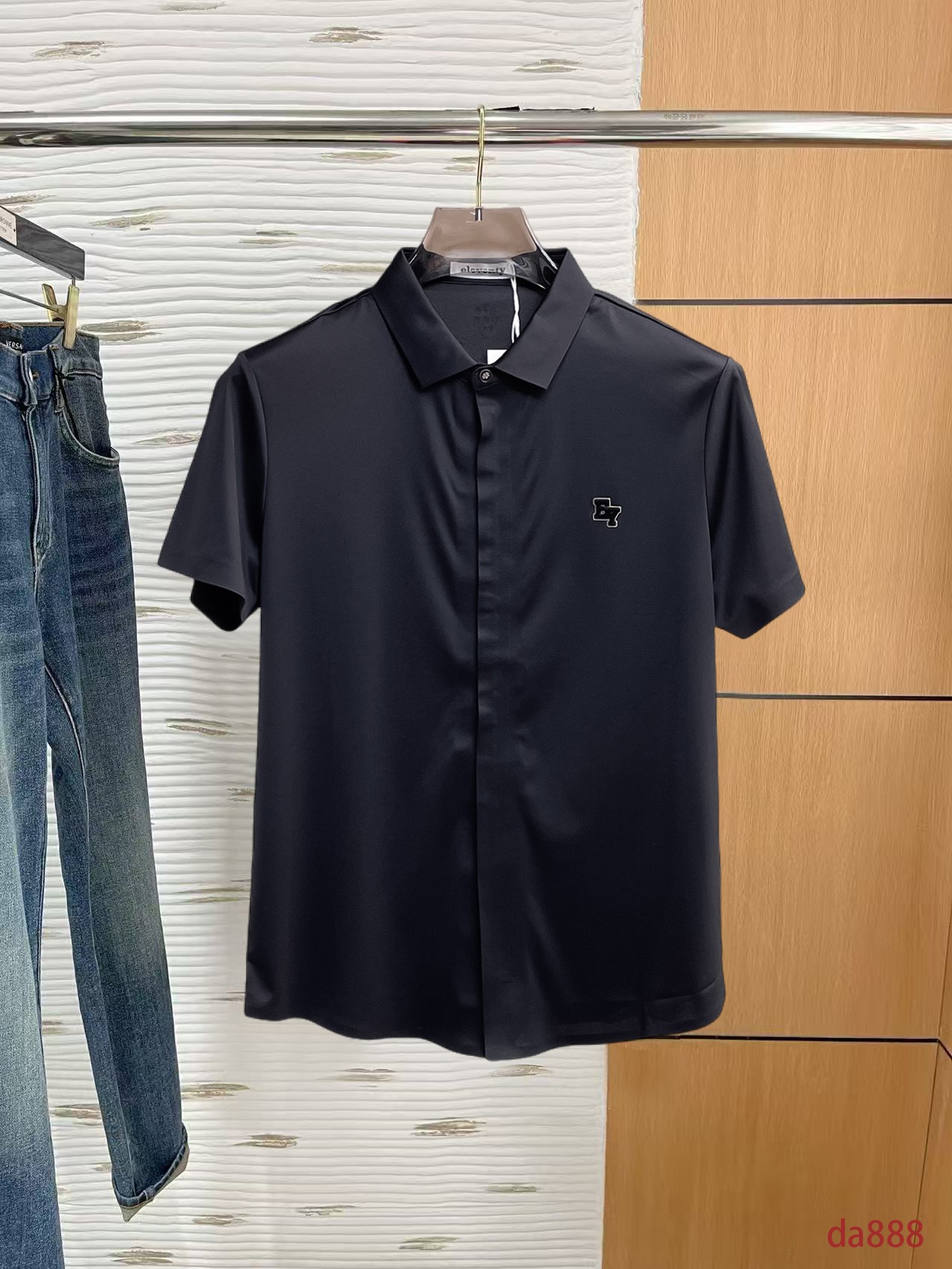 NO:160163,Eleventy High-end Business White-collar workers A must-have item for individuals in the unit!  Seal-free pressed glue ice silk casual business short-sleeved shirt, technological fabric, ice silk traceless, very good body feel, smooth feel and great texture!  Good elasticity, no sense of restraint, the fabric has its own breathable mesh, moisture absorption and sweating, quick drying and keeping it dry, small lapel placket-breasted design, showing a straight posture, not soft pedal, simple style, can be used for business and leisure, highly recommended!  High-elastic ice silk, the touch is as smooth as jade silk, clean and neat, and elegant and gentlemanly. The high-end materials are the key to the fabric, the quality control must be used. The feel is extremely delicate and smooth, the fabric has a good gloss and upper body skeleton feel, so we can greet mature and quality men's clothing!  Sweat in summer and dry instantly, a brand new experience Business commuting and leisure M-4XL, Shirts, T-shirt, alexander wang19860909eleventy 高端商务 白领 单位人士必入单品！ 无痕压胶冰丝休闲商务短袖衬衫,科技面料,冰丝无痕,体感非常棒,手感顺滑质感很棒！弹性好,无任何束缚感,面料自带透气网孔,吸湿排汗,速干保持干爽,小翻领门襟排扣设计,展露挺拔姿态,不软踏,简约款式,商务休闲都可驾驭,强烈推荐！高弹冰丝,触感堪比玉蚕丝一样丝滑,干净利落,儒雅绅士风度.高级材质,重点就是面料上,品控的必上,手感极其细腻光滑,面料光泽感和上身骨架感好,打招成熟品质男装！夏天出汗秒干,全新体验 商务通勤休闲 M-4XL,,shirts,T-shirt,alexander wang,Men's clothing