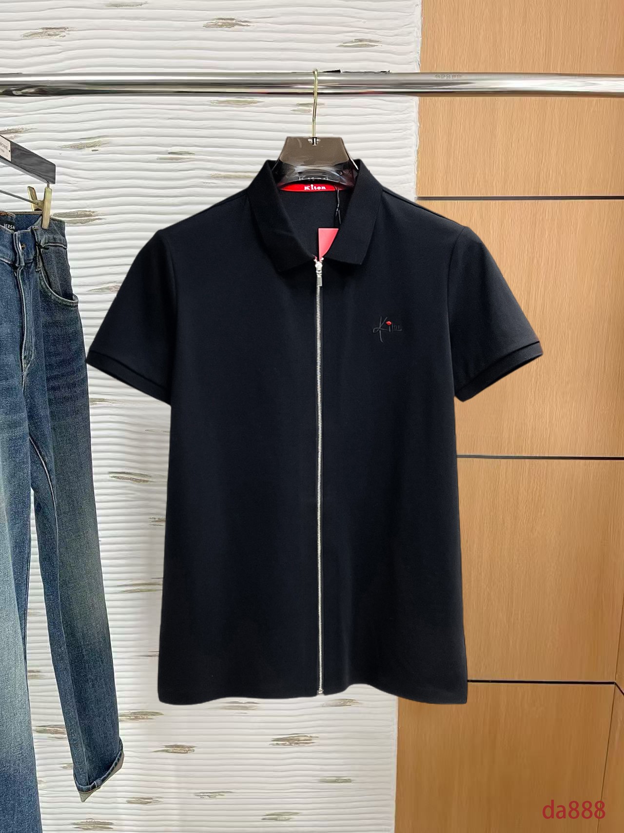 NO:160227,Kiton High-end Business White-collar workers are a must-have item for individuals in the unit!  Seal-free pressed glue ice silk casual business short-sleeved shirt, technological fabric, ice silk traceless, very good body feel, smooth feel and great texture!  Good elasticity, no sense of restraint, the fabric has its own breathable mesh, moisture absorption and sweating, quick drying and keeping it dry, small lapel placket-breasted design, showing a straight posture, not soft pedal, simple style, can be used for business and leisure, highly recommended!  High-elastic ice silk, the touch is as smooth as jade silk, clean and neat, and elegant and gentlemanly. The high-end materials are the key to the fabric, the quality control must be used. The feel is extremely delicate and smooth, the fabric has a good gloss and upper body skeleton feel, so we can greet mature and quality men's clothing!  Sweat in summer and dry instantly, a brand new experience Business commuting and leisure M-4XL, Shirts, T-shirt, alexander wang19860909Kiton 高端商务 白领 单位人士必入单品！ 无痕压胶冰丝休闲商务短袖衬衫,科技面料,冰丝无痕,体感非常棒,手感顺滑质感很棒！弹性好,无任何束缚感,面料自带透气网孔,吸湿排汗,速干保持干爽,小翻领门襟排扣设计,展露挺拔姿态,不软踏,简约款式,商务休闲都可驾驭,强烈推荐！高弹冰丝,触感堪比玉蚕丝一样丝滑,干净利落,儒雅绅士风度.高级材质,重点就是面料上,品控的必上,手感极其细腻光滑,面料光泽感和上身骨架感好,打招成熟品质男装！夏天出汗秒干,全新体验 商务通勤休闲 M-4XL,,shirts,T-shirt,alexander wang,Men's clothing