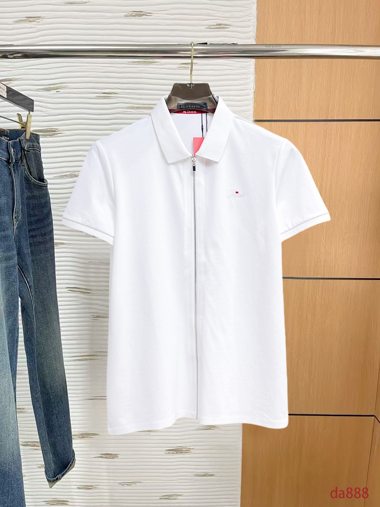 NO:160166,Kiton High-end Business White-collar workers are a must-have item for individuals in the unit!  Seal-free pressed glue ice silk casual business short-sleeved shirt, technological fabric, ice silk traceless, very good body feel, smooth feel and great texture!  Good elasticity, no sense of restraint, the fabric has its own breathable mesh, moisture absorption and sweating, quick drying and keeping it dry, small lapel placket-breasted design, showing a straight posture, not soft pedal, simple style, can be used for business and leisure, highly recommended!  High-elastic ice silk, the touch is as smooth as jade silk, clean and neat, and elegant and gentlemanly. The high-end materials are the key to the fabric, the quality control must be used. The feel is extremely delicate and smooth, the fabric has a good gloss and upper body skeleton feel, so we can greet mature and quality men's clothing!  Sweat in summer and dry instantly, a brand new experience Business commuting and leisure M-4XL, Shirts, T-shirt, alexander wang19860909Kiton 高端商务 白领 单位人士必入单品！ 无痕压胶冰丝休闲商务短袖衬衫,科技面料,冰丝无痕,体感非常棒,手感顺滑质感很棒！弹性好,无任何束缚感,面料自带透气网孔,吸湿排汗,速干保持干爽,小翻领门襟排扣设计,展露挺拔姿态,不软踏,简约款式,商务休闲都可驾驭,强烈推荐！高弹冰丝,触感堪比玉蚕丝一样丝滑,干净利落,儒雅绅士风度.高级材质,重点就是面料上,品控的必上,手感极其细腻光滑,面料光泽感和上身骨架感好,打招成熟品质男装！夏天出汗秒干,全新体验 商务通勤休闲 M-4XL,,shirts,T-shirt,alexander wang,Men's clothing