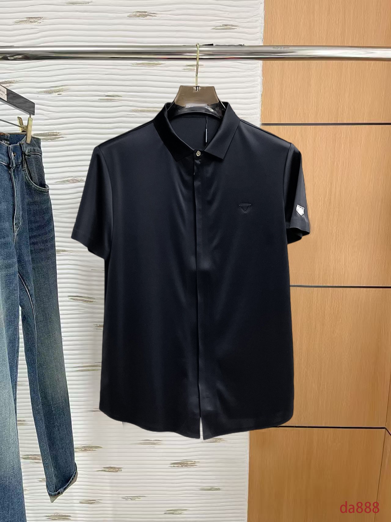 NO:160175,Prada High-end Business White-collar workers are a must-have item for individuals in the unit!  Seal-free pressed glue ice silk casual business short-sleeved shirt, technological fabric, ice silk traceless, very good body feel, smooth feel and great texture!  Good elasticity, no sense of restraint, the fabric has its own breathable mesh, moisture absorption and sweating, quick drying and keeping it dry, small lapel placket-breasted design, showing a straight posture, not soft pedal, simple style, can be used for business and leisure, highly recommended!  High-elastic ice silk, the touch is as smooth as jade silk, clean and neat, and elegant and gentlemanly. The high-end materials are the key to the fabric, the quality control must be used. The feel is extremely delicate and smooth, the fabric has a good gloss and upper body skeleton feel, so we can greet mature and quality men's clothing!  Sweat in summer and dry in seconds, a brand new experience Business commuting and leisure M-4XL, prada,shirts,T-shirt,alexander wang19860909普拉达 高端商务 白领 单位人士必入单品！ 无痕压胶冰丝休闲商务短袖衬衫,科技面料,冰丝无痕,体感非常棒,手感顺滑质感很棒！弹性好,无任何束缚感,面料自带透气网孔,吸湿排汗,速干保持干爽,小翻领门襟排扣设计,展露挺拔姿态,不软踏,简约款式,商务休闲都可驾驭,强烈推荐！高弹冰丝,触感堪比玉蚕丝一样丝滑,干净利落,儒雅绅士风度.高级材质,重点就是面料上,品控的必上,手感极其细腻光滑,面料光泽感和上身骨架感好,打招成熟品质男装！夏天出汗秒干,全新体验 商务通勤休闲 M-4XL,,prada,shirts,T-shirt,alexander wang,Men's clothing