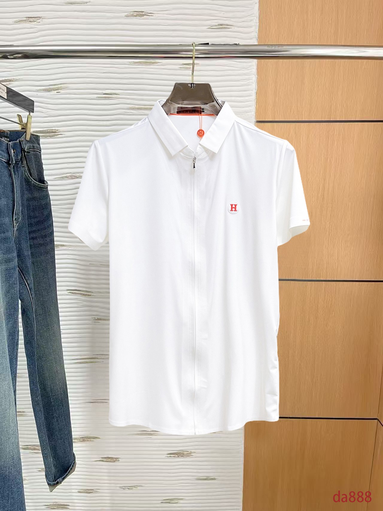 NO:160183,Hermes High-end Business White-collar workers are a must-have item for people in the unit!  Seal-free pressed glue ice silk casual business short-sleeved shirt, technological fabric, ice silk traceless, very good body feel, smooth feel and great texture!  Good elasticity, no sense of restraint, the fabric has its own breathable mesh, moisture absorption and sweating, quick drying and keeping it dry, small lapel placket-breasted design, showing a straight posture, not soft pedal, simple style, can be used for business and leisure, highly recommended!  High-elastic ice silk, the touch is as smooth as jade silk, clean and neat, and elegant and gentlemanly. The high-end materials are the key to the fabric, the quality control must be used. The feel is extremely delicate and smooth, the fabric has a good gloss and upper body skeleton feel, so we can greet mature and quality men's clothing!  Sweat in summer and dry in seconds, a brand new experience Business commuting and leisure M-4XL, hermes,shirts,T-shirt,alexander wang19860909爱马仕 高端商务 白领 单位人士必入单品！ 无痕压胶冰丝休闲商务短袖衬衫,科技面料,冰丝无痕,体感非常棒,手感顺滑质感很棒！弹性好,无任何束缚感,面料自带透气网孔,吸湿排汗,速干保持干爽,小翻领门襟排扣设计,展露挺拔姿态,不软踏,简约款式,商务休闲都可驾驭,强烈推荐！高弹冰丝,触感堪比玉蚕丝一样丝滑,干净利落,儒雅绅士风度.高级材质,重点就是面料上,品控的必上,手感极其细腻光滑,面料光泽感和上身骨架感好,打招成熟品质男装！夏天出汗秒干,全新体验 商务通勤休闲 M-4XL,,hermes,shirts,T-shirt,alexander wang,Men's clothing