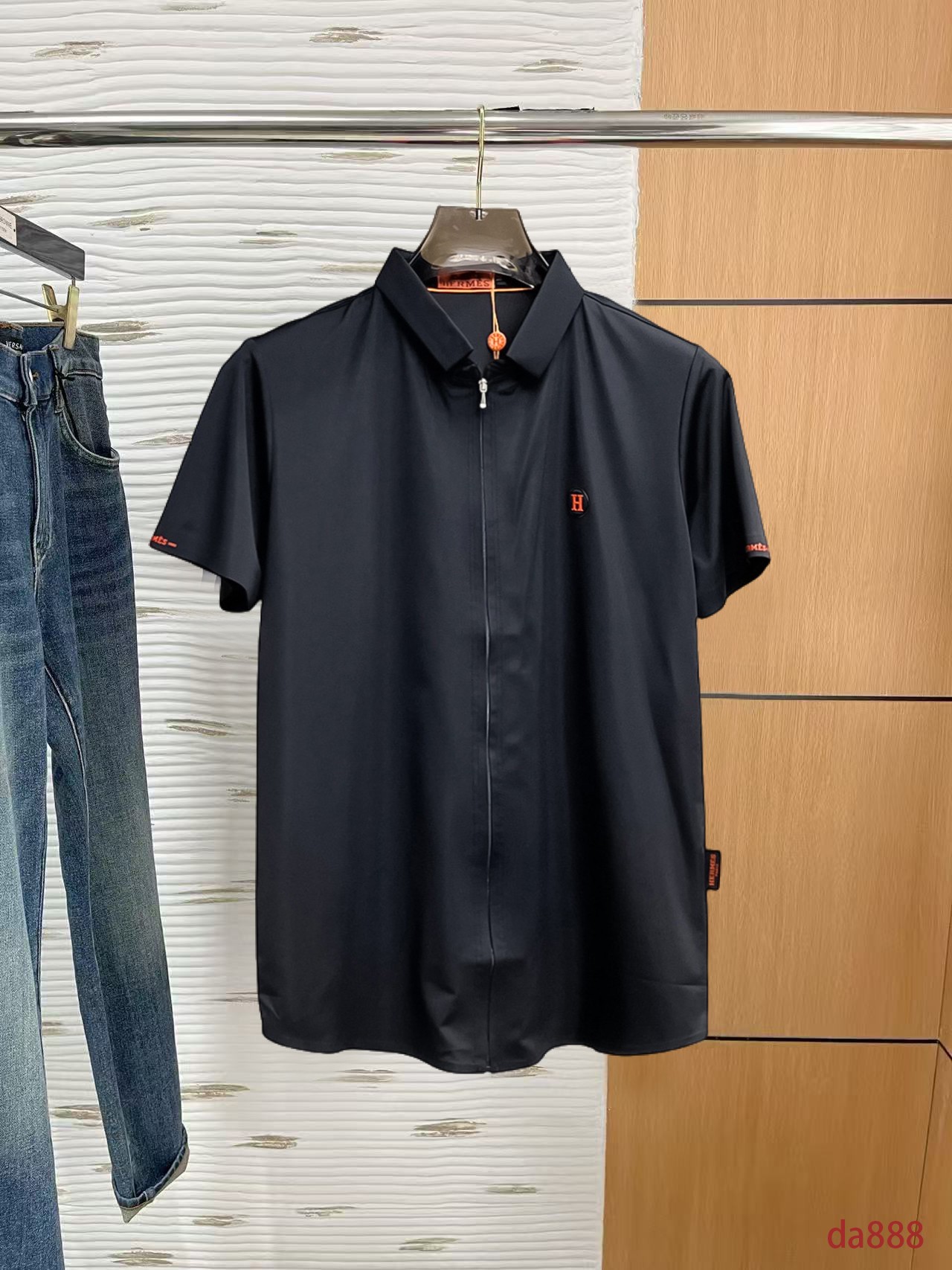 NO:160203,Hermes High-end Business White-collar workers are a must-have item for people in the unit!  Seal-free pressed glue ice silk casual business short-sleeved shirt, technological fabric, ice silk traceless, very good body feel, smooth feel and great texture!  Good elasticity, no sense of restraint, the fabric has its own breathable mesh, moisture absorption and sweating, quick drying and keeping it dry, small lapel placket-breasted design, showing a straight posture, not soft pedal, simple style, can be used for business and leisure, highly recommended!  High-elastic ice silk, the touch is as smooth as jade silk, clean and neat, and elegant and gentlemanly. The high-end materials are the key to the fabric, the quality control must be used. The feel is extremely delicate and smooth, the fabric has a good gloss and upper body skeleton feel, so we can greet mature and quality men's clothing!  Sweat in summer and dry in seconds, a brand new experience Business commuting and leisure M-4XL, hermes,shirts,T-shirt,alexander wang19860909爱马仕 高端商务 白领 单位人士必入单品！ 无痕压胶冰丝休闲商务短袖衬衫,科技面料,冰丝无痕,体感非常棒,手感顺滑质感很棒！弹性好,无任何束缚感,面料自带透气网孔,吸湿排汗,速干保持干爽,小翻领门襟排扣设计,展露挺拔姿态,不软踏,简约款式,商务休闲都可驾驭,强烈推荐！高弹冰丝,触感堪比玉蚕丝一样丝滑,干净利落,儒雅绅士风度.高级材质,重点就是面料上,品控的必上,手感极其细腻光滑,面料光泽感和上身骨架感好,打招成熟品质男装！夏天出汗秒干,全新体验 商务通勤休闲 M-4XL,,hermes,shirts,T-shirt,alexander wang,Men's clothing