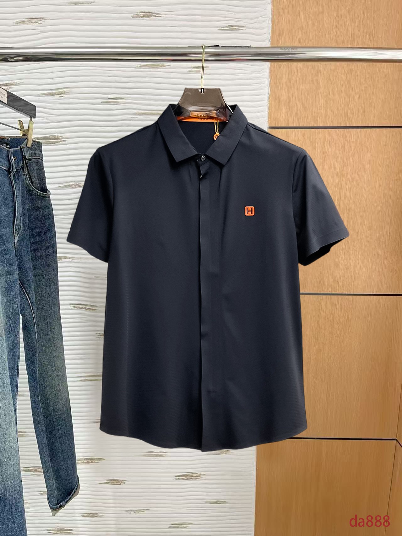 NO:160215,Hermes High-end Business White-collar workers are a must-have item for people in the unit!  Seal-free pressed glue ice silk casual business short-sleeved shirt, technological fabric, ice silk traceless, very good body feel, smooth feel and great texture!  Good elasticity, no sense of restraint, the fabric has its own breathable mesh, moisture absorption and sweating, quick drying and keeping it dry, small lapel placket-breasted design, showing a straight posture, not soft pedal, simple style, can be used for business and leisure, highly recommended!  High-elastic ice silk, the touch is as smooth as jade silk, clean and neat, and elegant and gentlemanly. The high-end materials are the key to the fabric, the quality control must be used. The feel is extremely delicate and smooth, the fabric has a good gloss and upper body skeleton feel, so we can greet mature and quality men's clothing!  Sweat in summer and dry in seconds, a brand new experience Business commuting and leisure M-4XL, hermes,shirts,T-shirt,alexander wang19860909爱马仕 高端商务 白领 单位人士必入单品！ 无痕压胶冰丝休闲商务短袖衬衫,科技面料,冰丝无痕,体感非常棒,手感顺滑质感很棒！弹性好,无任何束缚感,面料自带透气网孔,吸湿排汗,速干保持干爽,小翻领门襟排扣设计,展露挺拔姿态,不软踏,简约款式,商务休闲都可驾驭,强烈推荐！高弹冰丝,触感堪比玉蚕丝一样丝滑,干净利落,儒雅绅士风度.高级材质,重点就是面料上,品控的必上,手感极其细腻光滑,面料光泽感和上身骨架感好,打招成熟品质男装！夏天出汗秒干,全新体验 商务通勤休闲 M-4XL,,hermes,shirts,T-shirt,alexander wang,Men's clothing