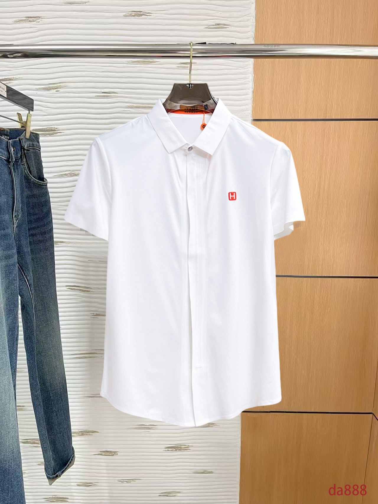 NO:160187,Hermes High-end Business White-collar workers are a must-have item for people in the unit!  Seal-free pressed glue ice silk casual business short-sleeved shirt, technological fabric, ice silk traceless, very good body feel, smooth feel and great texture!  Good elasticity, no sense of restraint, the fabric has its own breathable mesh, moisture absorption and sweating, quick drying and keeping it dry, small lapel placket-breasted design, showing a straight posture, not soft pedal, simple style, can be used for business and leisure, highly recommended!  High-elastic ice silk, the touch is as smooth as jade silk, clean and neat, and elegant and gentlemanly. The high-end materials are the key to the fabric, the quality control must be used. The feel is extremely delicate and smooth, the fabric has a good gloss and upper body skeleton feel, so we can greet mature and quality men's clothing!  Sweat in summer and dry in seconds, a brand new experience Business commuting and leisure M-4XL, hermes,shirts,T-shirt,alexander wang19860909爱马仕 高端商务 白领 单位人士必入单品！ 无痕压胶冰丝休闲商务短袖衬衫,科技面料,冰丝无痕,体感非常棒,手感顺滑质感很棒！弹性好,无任何束缚感,面料自带透气网孔,吸湿排汗,速干保持干爽,小翻领门襟排扣设计,展露挺拔姿态,不软踏,简约款式,商务休闲都可驾驭,强烈推荐！高弹冰丝,触感堪比玉蚕丝一样丝滑,干净利落,儒雅绅士风度.高级材质,重点就是面料上,品控的必上,手感极其细腻光滑,面料光泽感和上身骨架感好,打招成熟品质男装！夏天出汗秒干,全新体验 商务通勤休闲 M-4XL,,hermes,shirts,T-shirt,alexander wang,Men's clothing