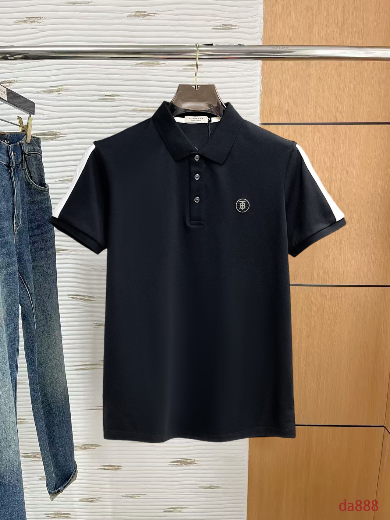 NO:160189,Burberry, high-end business, white-collar workers, must-have items for individuals in the unit!  Seizure-free pressed gel ice silk casual business short-sleeved Polo, technology fabric, ice silk traceless, very good body feel, smooth feel and great texture!  Good elasticity, no sense of restraint, the fabric has its own breathable mesh, moisture absorption and sweating, quick drying and keeping it dry, small lapel placket-breasted design, showing a straight posture, not soft pedal, simple style, can be used for business and leisure, highly recommended!  High-elastic ice silk, the touch is as smooth as jade silk, clean and neat, and elegant and gentlemanly. The high-end materials are the key to the fabric, the quality control must be used. The feel is extremely delicate and smooth, the fabric has a good gloss and upper body skeleton feel, so we can greet mature and quality men's clothing!  Sweat in summer and dry in seconds, a brand new experience Business commuting and leisure M-4XL, burberry, T-shirt, alexander wang19860909巴宝莉 高端商务 白领 单位人士必入单品！ 无痕压胶冰丝休闲商务短袖Polo,科技面料,冰丝无痕,体感非常棒,手感顺滑质感很棒！弹性好,无任何束缚感,面料自带透气网孔,吸湿排汗,速干保持干爽,小翻领门襟排扣设计,展露挺拔姿态,不软踏,简约款式,商务休闲都可驾驭,强烈推荐！高弹冰丝,触感堪比玉蚕丝一样丝滑,干净利落,儒雅绅士风度.高级材质,重点就是面料上,品控的必上,手感极其细腻光滑,面料光泽感和上身骨架感好,打招成熟品质男装！夏天出汗秒干,全新体验 商务通勤休闲 M-4XL,,burberry,T-shirt,alexander wang,Men's clothing