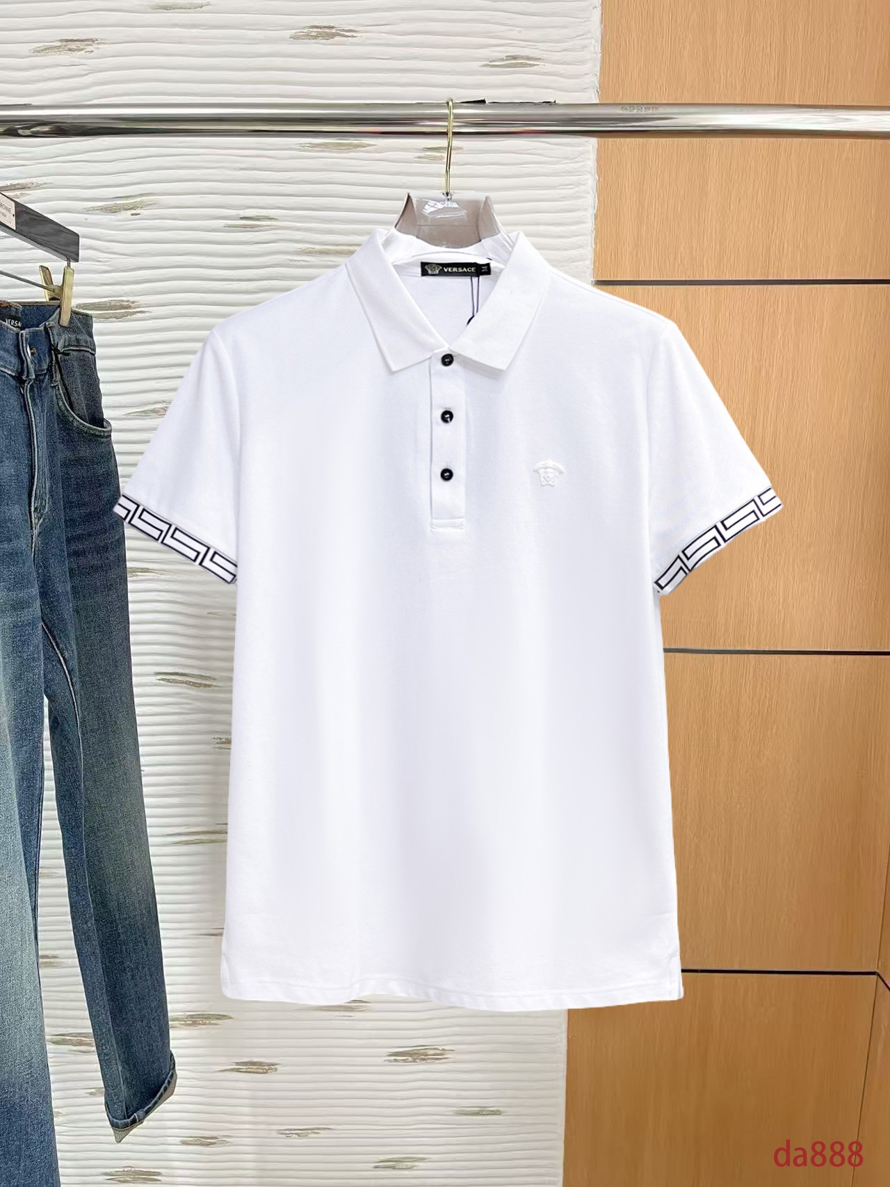 NO:160193,Versace, high-end business, white-collar workers, must-have items for individuals in the unit!  Seizure-free pressed gel ice silk casual business short-sleeved Polo, technology fabric, ice silk traceless, very good body feel, smooth feel and great texture!  Good elasticity, no sense of restraint, the fabric has its own breathable mesh, moisture absorption and sweating, quick drying and keeping it dry, small lapel placket-breasted design, showing a straight posture, not soft pedal, simple style, can be used for business and leisure, highly recommended!  High-elastic ice silk, the touch is as smooth as jade silk, clean and neat, and elegant and gentlemanly. The high-end materials are the key to the fabric, the quality control must be used. The feel is extremely delicate and smooth, the fabric has a good gloss and upper body skeleton feel, so we can greet mature and quality men's clothing!  Sweat in summer and dry instantly, a brand new experience Business commuting and leisure M-4XL, versace, T-shirt, alexander wang19860909范思哲 高端商务 白领 单位人士必入单品！ 无痕压胶冰丝休闲商务短袖Polo,科技面料,冰丝无痕,体感非常棒,手感顺滑质感很棒！弹性好,无任何束缚感,面料自带透气网孔,吸湿排汗,速干保持干爽,小翻领门襟排扣设计,展露挺拔姿态,不软踏,简约款式,商务休闲都可驾驭,强烈推荐！高弹冰丝,触感堪比玉蚕丝一样丝滑,干净利落,儒雅绅士风度.高级材质,重点就是面料上,品控的必上,手感极其细腻光滑,面料光泽感和上身骨架感好,打招成熟品质男装！夏天出汗秒干,全新体验 商务通勤休闲 M-4XL,,versace,T-shirt,alexander wang,Men's clothing