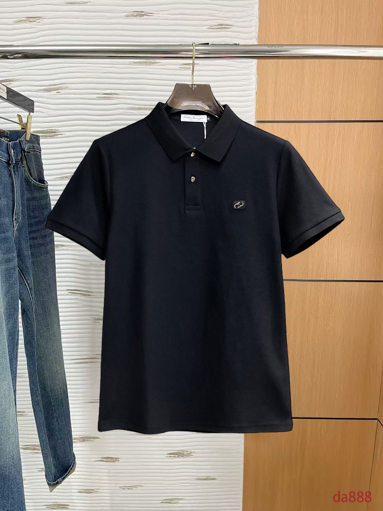 NO:160195,Ferragamo High-end Business White-collar workers are a must-have item for individuals in the unit!  Seizure-free pressed gel ice silk casual business short-sleeved Polo, technology fabric, ice silk traceless, very good body feel, smooth feel and great texture!  Good elasticity, no sense of restraint, the fabric has its own breathable mesh, moisture absorption and sweating, quick drying and keeping it dry, small lapel placket-breasted design, showing a straight posture, not soft pedal, simple style, can be used for business and leisure, highly recommended!  High-elastic ice silk, the touch is as smooth as jade silk, clean and neat, and elegant and gentlemanly. The high-end materials are the key to the fabric, the quality control must be used. The feel is extremely delicate and smooth, the fabric has a good gloss and upper body skeleton feel, so we can greet mature and quality men's clothing!  Sweat in summer and dry instantly, a brand new experience Business commuting and leisure M-4XL, ferragamo, T-shirt, alexander wang19860909菲拉格慕 高端商务 白领 单位人士必入单品！ 无痕压胶冰丝休闲商务短袖Polo,科技面料,冰丝无痕,体感非常棒,手感顺滑质感很棒！弹性好,无任何束缚感,面料自带透气网孔,吸湿排汗,速干保持干爽,小翻领门襟排扣设计,展露挺拔姿态,不软踏,简约款式,商务休闲都可驾驭,强烈推荐！高弹冰丝,触感堪比玉蚕丝一样丝滑,干净利落,儒雅绅士风度.高级材质,重点就是面料上,品控的必上,手感极其细腻光滑,面料光泽感和上身骨架感好,打招成熟品质男装！夏天出汗秒干,全新体验 商务通勤休闲 M-4XL,,ferragamo,T-shirt,alexander wang,Men's clothing