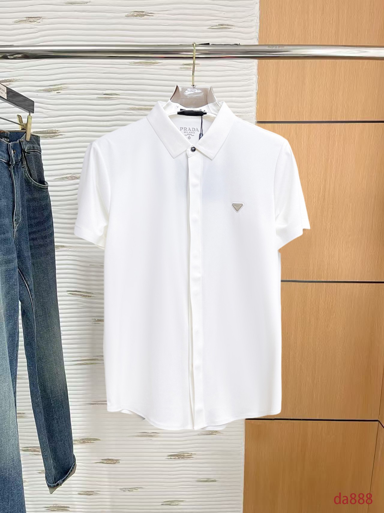 NO:160212,Prada High-end Business White-collar workers are a must-have item for individuals in the unit!  Seal-free pressed glue ice silk casual business short-sleeved shirt, technological fabric, ice silk traceless, very good body feel, smooth feel and great texture!  Good elasticity, no sense of restraint, the fabric has its own breathable mesh, moisture absorption and sweating, quick drying and keeping it dry, small lapel placket-breasted design, showing a straight posture, not soft pedal, simple style, can be used for business and leisure, highly recommended!  High-elastic ice silk, the touch is as smooth as jade silk, clean and neat, and elegant and gentlemanly. The high-end materials are the key to the fabric, the quality control must be used. The feel is extremely delicate and smooth, the fabric has a good gloss and upper body skeleton feel, so we can greet mature and quality men's clothing!  Sweat in summer and dry in seconds, a brand new experience Business commuting and leisure M-4XL, prada,shirts,T-shirt,alexander wang19860909普拉达 高端商务 白领 单位人士必入单品！ 无痕压胶冰丝休闲商务短袖衬衫,科技面料,冰丝无痕,体感非常棒,手感顺滑质感很棒！弹性好,无任何束缚感,面料自带透气网孔,吸湿排汗,速干保持干爽,小翻领门襟排扣设计,展露挺拔姿态,不软踏,简约款式,商务休闲都可驾驭,强烈推荐！高弹冰丝,触感堪比玉蚕丝一样丝滑,干净利落,儒雅绅士风度.高级材质,重点就是面料上,品控的必上,手感极其细腻光滑,面料光泽感和上身骨架感好,打招成熟品质男装！夏天出汗秒干,全新体验 商务通勤休闲 M-4XL,,prada,shirts,T-shirt,alexander wang,Men's clothing