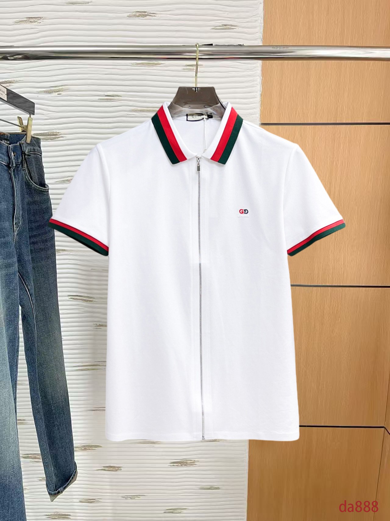 NO:160197,Guqi, high-end business, white-collar workers, must-have items for individuals in the unit!  Seal-free pressed glue ice silk casual business short-sleeved shirt, technological fabric, ice silk traceless, very good body feel, smooth feel and great texture!  Good elasticity, no sense of restraint, the fabric has its own breathable mesh, moisture absorption and sweating, quick drying and keeping it dry, small lapel placket-breasted design, showing a straight posture, not soft pedal, simple style, can be used for business and leisure, highly recommended!  High-elastic ice silk, the touch is as smooth as jade silk, clean and neat, and elegant and gentlemanly. The high-end materials are the key to the fabric, the quality control must be used. The feel is extremely delicate and smooth, the fabric has a good gloss and upper body skeleton feel, so we can greet mature and quality men's clothing!  Sweat in summer and dry instantly, a brand new experience Business commuting and leisure M-4XL, Shirts, T-shirt, alexander wang19860909古奇 高端商务 白领 单位人士必入单品！ 无痕压胶冰丝休闲商务短袖衬衫,科技面料,冰丝无痕,体感非常棒,手感顺滑质感很棒！弹性好,无任何束缚感,面料自带透气网孔,吸湿排汗,速干保持干爽,小翻领门襟排扣设计,展露挺拔姿态,不软踏,简约款式,商务休闲都可驾驭,强烈推荐！高弹冰丝,触感堪比玉蚕丝一样丝滑,干净利落,儒雅绅士风度.高级材质,重点就是面料上,品控的必上,手感极其细腻光滑,面料光泽感和上身骨架感好,打招成熟品质男装！夏天出汗秒干,全新体验 商务通勤休闲 M-4XL,,shirts,T-shirt,alexander wang,Men's clothing