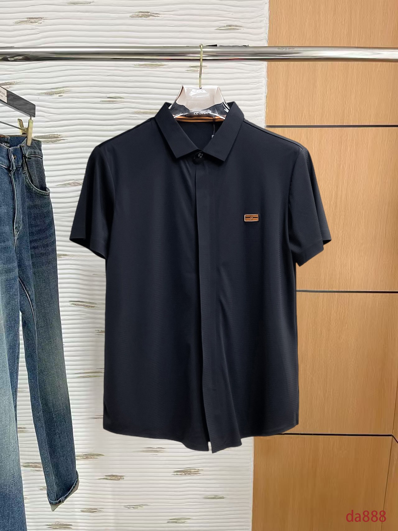 NO:160199,Jenia High-end Business White-collar workers are a must-have item for individuals in the unit!  Seal-free pressed glue ice silk casual business short-sleeved shirt, technological fabric, ice silk traceless, very good body feel, smooth feel and great texture!  Good elasticity, no sense of restraint, the fabric has its own breathable mesh, moisture absorption and sweating, quick drying and keeping it dry, small lapel placket-breasted design, showing a straight posture, not soft pedal, simple style, can be used for business and leisure, highly recommended!  High-elastic ice silk, the touch is as smooth as jade silk, clean and neat, and elegant and gentlemanly. The high-end materials are the key to the fabric, the quality control must be used. The feel is extremely delicate and smooth, the fabric has a good gloss and upper body skeleton feel, so we can greet mature and quality men's clothing!  Sweat in summer and dry in seconds, a brand new experience Business commuting and leisure M-4XL, zegna,shirts,T-shirt,alexander wang19860909杰尼亚 高端商务 白领 单位人士必入单品！ 无痕压胶冰丝休闲商务短袖衬衫,科技面料,冰丝无痕,体感非常棒,手感顺滑质感很棒！弹性好,无任何束缚感,面料自带透气网孔,吸湿排汗,速干保持干爽,小翻领门襟排扣设计,展露挺拔姿态,不软踏,简约款式,商务休闲都可驾驭,强烈推荐！高弹冰丝,触感堪比玉蚕丝一样丝滑,干净利落,儒雅绅士风度.高级材质,重点就是面料上,品控的必上,手感极其细腻光滑,面料光泽感和上身骨架感好,打招成熟品质男装！夏天出汗秒干,全新体验 商务通勤休闲 M-4XL,,zegna,shirts,T-shirt,alexander wang,Men's clothing