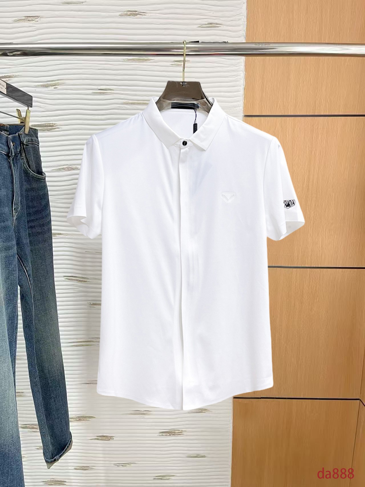 NO:160182,Prada High-end Business White-collar workers are a must-have item for individuals in the unit!  Seal-free pressed glue ice silk casual business short-sleeved shirt, technological fabric, ice silk traceless, very good body feel, smooth feel and great texture!  Good elasticity, no sense of restraint, the fabric has its own breathable mesh, moisture absorption and sweating, quick drying and keeping it dry, small lapel placket-breasted design, showing a straight posture, not soft pedal, simple style, can be used for business and leisure, highly recommended!  High-elastic ice silk, the touch is as smooth as jade silk, clean and neat, and elegant and gentlemanly. The high-end materials are the key to the fabric, the quality control must be used. The feel is extremely delicate and smooth, the fabric has a good gloss and upper body skeleton feel, so we can greet mature and quality men's clothing!  Sweat in summer and dry in seconds, a brand new experience Business commuting and leisure M-4XL, prada,shirts,T-shirt,alexander wang19860909普拉达 高端商务 白领 单位人士必入单品！ 无痕压胶冰丝休闲商务短袖衬衫,科技面料,冰丝无痕,体感非常棒,手感顺滑质感很棒！弹性好,无任何束缚感,面料自带透气网孔,吸湿排汗,速干保持干爽,小翻领门襟排扣设计,展露挺拔姿态,不软踏,简约款式,商务休闲都可驾驭,强烈推荐！高弹冰丝,触感堪比玉蚕丝一样丝滑,干净利落,儒雅绅士风度.高级材质,重点就是面料上,品控的必上,手感极其细腻光滑,面料光泽感和上身骨架感好,打招成熟品质男装！夏天出汗秒干,全新体验 商务通勤休闲 M-4XL,,prada,shirts,T-shirt,alexander wang,Men's clothing