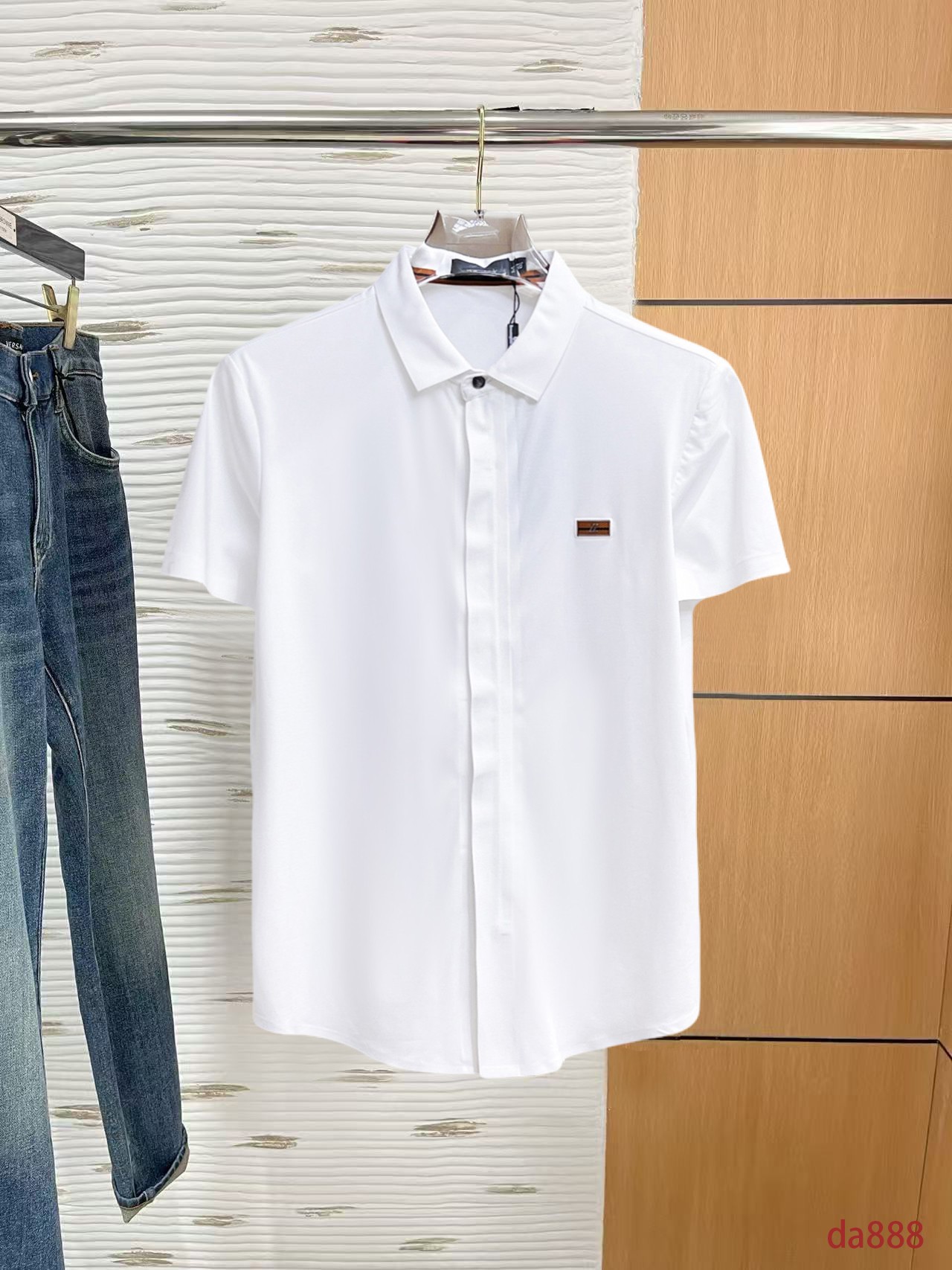 NO:160192,Jenia High-end Business White-collar workers are a must-have item for individuals in the unit!  Seal-free pressed glue ice silk casual business short-sleeved shirt, technological fabric, ice silk traceless, very good body feel, smooth feel and great texture!  Good elasticity, no sense of restraint, the fabric has its own breathable mesh, moisture absorption and sweating, quick drying and keeping it dry, small lapel placket-breasted design, showing a straight posture, not soft pedal, simple style, can be used for business and leisure, highly recommended!  High-elastic ice silk, the touch is as smooth as jade silk, clean and neat, and elegant and gentlemanly. The high-end materials are the key to the fabric, the quality control must be used. The feel is extremely delicate and smooth, the fabric has a good gloss and upper body skeleton feel, so we can greet mature and quality men's clothing!  Sweat in summer and dry in seconds, a brand new experience Business commuting and leisure M-4XL, zegna,shirts,T-shirt,alexander wang19860909杰尼亚 高端商务 白领 单位人士必入单品！ 无痕压胶冰丝休闲商务短袖衬衫,科技面料,冰丝无痕,体感非常棒,手感顺滑质感很棒！弹性好,无任何束缚感,面料自带透气网孔,吸湿排汗,速干保持干爽,小翻领门襟排扣设计,展露挺拔姿态,不软踏,简约款式,商务休闲都可驾驭,强烈推荐！高弹冰丝,触感堪比玉蚕丝一样丝滑,干净利落,儒雅绅士风度.高级材质,重点就是面料上,品控的必上,手感极其细腻光滑,面料光泽感和上身骨架感好,打招成熟品质男装！夏天出汗秒干,全新体验 商务通勤休闲 M-4XL,,zegna,shirts,T-shirt,alexander wang,Men's clothing