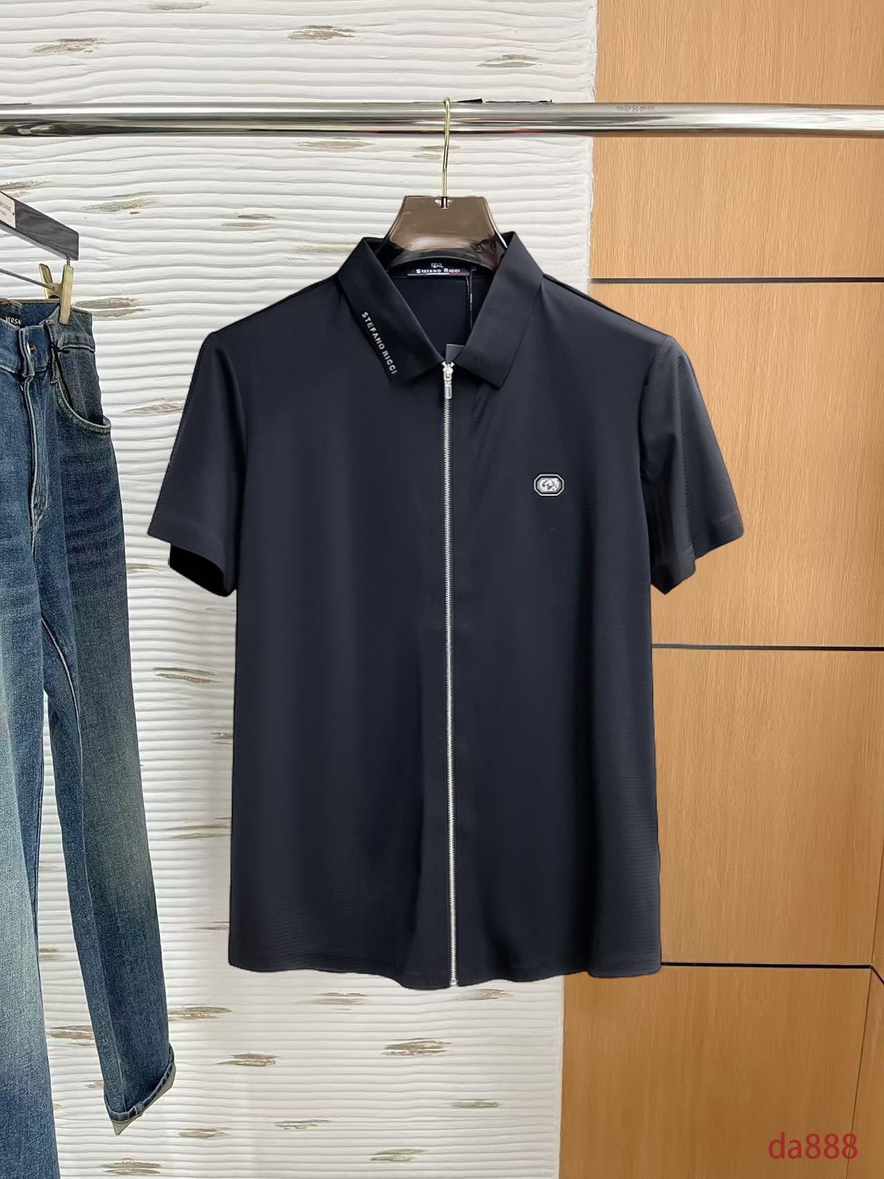 NO:160190,Stephen High-end Business White-collar workers are a must-have item for individuals in the unit!  Seal-free pressed glue ice silk casual business short-sleeved shirt, technological fabric, ice silk traceless, very good body feel, smooth feel and great texture!  Good elasticity, no sense of restraint, the fabric has its own breathable mesh, moisture absorption and sweating, quick drying and keeping it dry, small lapel placket-breasted design, showing a straight posture, not soft pedal, simple style, can be used for business and leisure, highly recommended!  High-elastic ice silk, the touch is as smooth as jade silk, clean and neat, and elegant and gentlemanly. The high-end materials are the key to the fabric, the quality control must be used. The feel is extremely delicate and smooth, the fabric has a good gloss and upper body skeleton feel, so we can greet mature and quality men's clothing!  Sweat in summer and dry instantly, a brand new experience Business commuting and leisure M-4XL, Shirts, T-shirt, alexander wang19860909史蒂芬 高端商务 白领 单位人士必入单品！ 无痕压胶冰丝休闲商务短袖衬衫,科技面料,冰丝无痕,体感非常棒,手感顺滑质感很棒！弹性好,无任何束缚感,面料自带透气网孔,吸湿排汗,速干保持干爽,小翻领门襟排扣设计,展露挺拔姿态,不软踏,简约款式,商务休闲都可驾驭,强烈推荐！高弹冰丝,触感堪比玉蚕丝一样丝滑,干净利落,儒雅绅士风度.高级材质,重点就是面料上,品控的必上,手感极其细腻光滑,面料光泽感和上身骨架感好,打招成熟品质男装！夏天出汗秒干,全新体验 商务通勤休闲 M-4XL,,shirts,T-shirt,alexander wang,Men's clothing