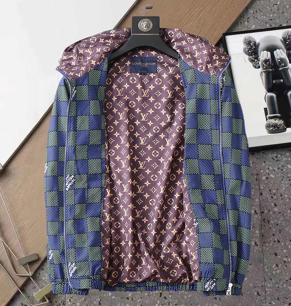 NO:510457,LV 2025 Spring New Jacket Jacket, the new product on the show is perfect, comfortable and warm, the three-standard complete colors and full and attractive, and the very outstanding design easily advances the sense of fashion. The workmanship is extremely exquisite and rigorous, and the wiring is neat and meticulous!  A masterpiece of a big-name designer!  The upper body doesn't look bloated and super handsome!  Spot code M ~ XXXL,,louis vuitton,jackets & coats,jackets & coats,alexander wang19860909LV 2025开春新款夹克外套,秀场新品品相非常完美,舒适保暖,三标齐全色泽饱满诱人,非常出彩的设计,轻松将时髦感进阶,做工极为考究严谨,走线工整细致！大牌设计师巨作！上身不显臃肿、超级帅气！现货码数M ～ XXXL,,louis vuitton,jackets & coats,jackets & coats,alexander wang,Men's clothing