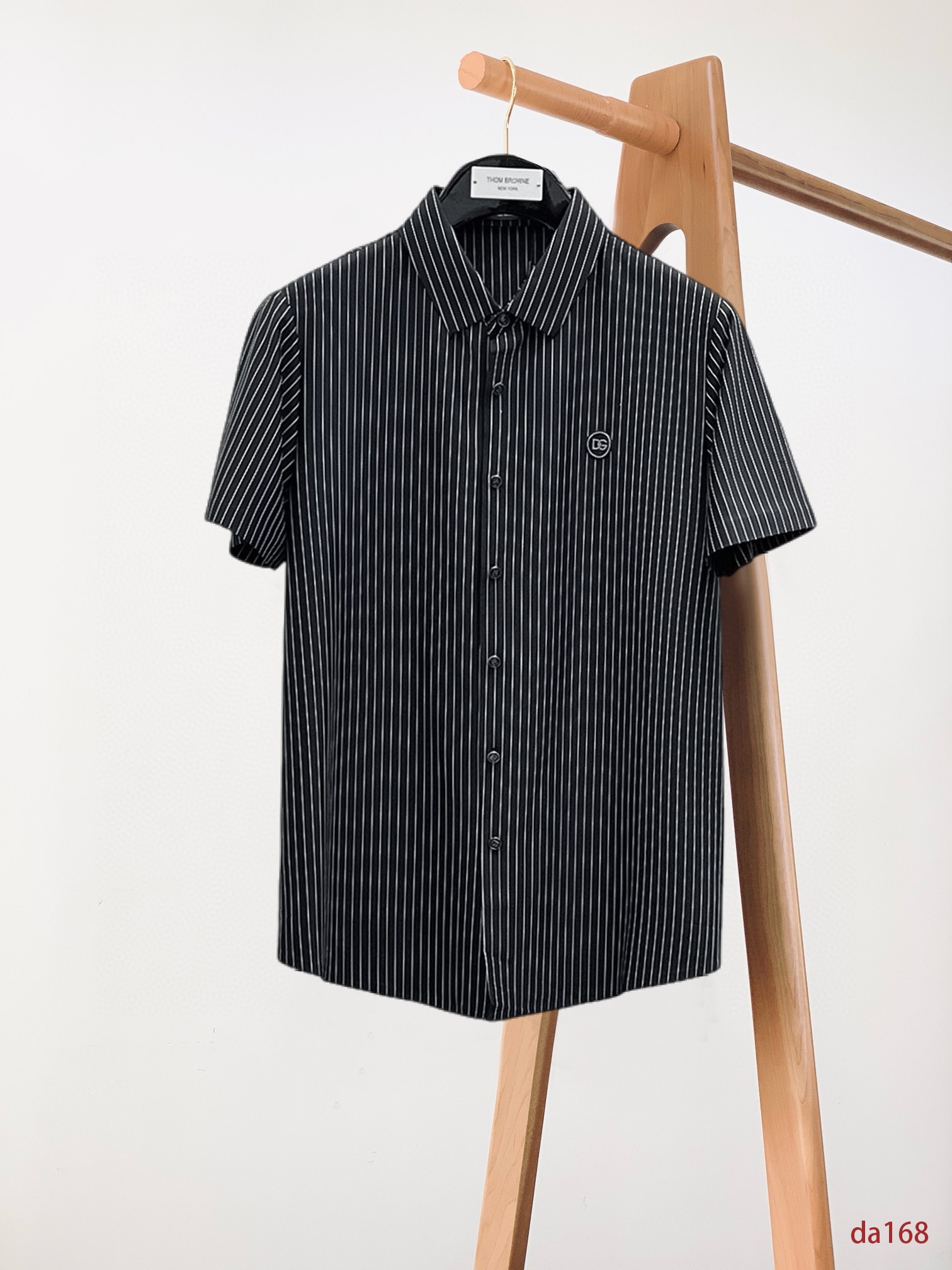 NO:432756,DG High-end Business White-collar workers are a must-have item for individuals in the unit!  Seal-free pressed glue ice silk casual business short-sleeved shirt, technological fabric, ice silk traceless, very good body feel, smooth feel and great texture!  Good elasticity, no sense of restraint, the fabric has its own breathable mesh, moisture absorption and sweating, quick drying and keeping it dry, small lapel placket-breasted design, showing a straight posture, not soft pedal, simple style, can be used for business and leisure, highly recommended!  High-elastic ice silk, the touch is as smooth as jade silk, clean and neat, and elegant and gentlemanly. The high-end materials are the key to the fabric, the quality control must be used. The feel is extremely delicate and smooth, the fabric has a good gloss and upper body skeleton feel, so we can greet mature and quality men's clothing!  Sweat in summer and dry instantly, a brand new experience Business commuting and leisure M-4XL, Shirts, T-shirt, alexander wang19860909DG 高端商务 白领 单位人士必入单品！ 无痕压胶冰丝休闲商务短袖衬衫,科技面料,冰丝无痕,体感非常棒,手感顺滑质感很棒！弹性好,无任何束缚感,面料自带透气网孔,吸湿排汗,速干保持干爽,小翻领门襟排扣设计,展露挺拔姿态,不软踏,简约款式,商务休闲都可驾驭,强烈推荐！高弹冰丝,触感堪比玉蚕丝一样丝滑,干净利落,儒雅绅士风度.高级材质,重点就是面料上,品控的必上,手感极其细腻光滑,面料光泽感和上身骨架感好,打招成熟品质男装！夏天出汗秒干,全新体验 商务通勤休闲 M-4XL,,shirts,T-shirt,alexander wang,Men's clothing