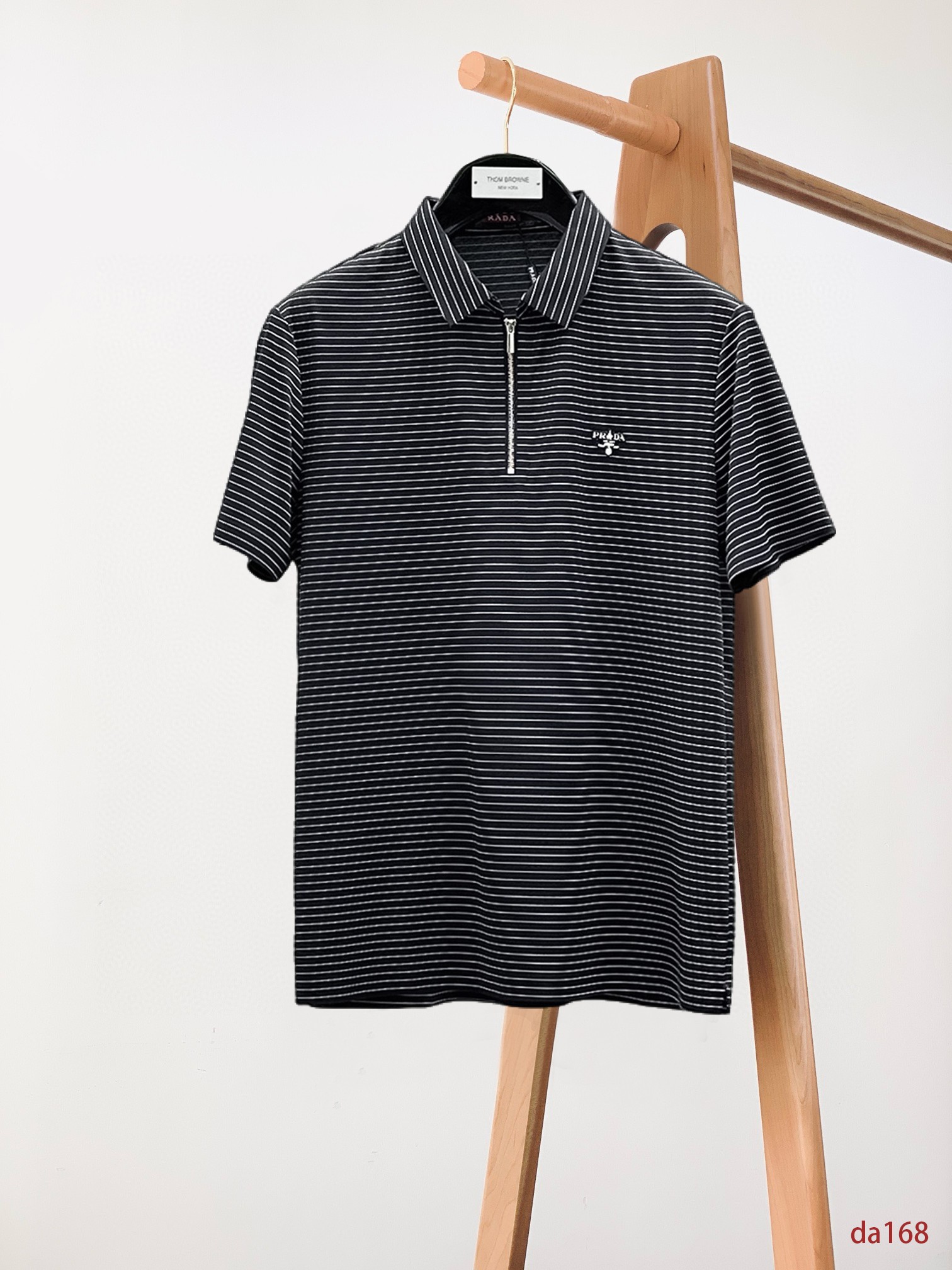 NO:432750,Prada High-end Business White-collar workers are a must-have item for individuals in the unit!  Seizure-free pressed gel ice silk casual business short-sleeved Polo, technology fabric, ice silk traceless, very good body feel, smooth feel and great texture!  Good elasticity, no sense of restraint, the fabric has its own breathable mesh, moisture absorption and sweating, quick drying and keeping it dry, small lapel placket-breasted design, showing a straight posture, not soft pedal, simple style, can be used for business and leisure, highly recommended!  High-elastic ice silk, the touch is as smooth as jade silk, clean and neat, and elegant and gentlemanly. The high-end materials are the key to the fabric, the quality control must be used. The feel is extremely delicate and smooth, the fabric has a good gloss and upper body skeleton feel, so we can greet mature and quality men's clothing!  Sweat in summer and dry in seconds, a brand new experience Business commuting and leisure M-4XL, prada, T-shirt, alexander wang19860909普拉达 高端商务 白领 单位人士必入单品！ 无痕压胶冰丝休闲商务短袖Polo,科技面料,冰丝无痕,体感非常棒,手感顺滑质感很棒！弹性好,无任何束缚感,面料自带透气网孔,吸湿排汗,速干保持干爽,小翻领门襟排扣设计,展露挺拔姿态,不软踏,简约款式,商务休闲都可驾驭,强烈推荐！高弹冰丝,触感堪比玉蚕丝一样丝滑,干净利落,儒雅绅士风度.高级材质,重点就是面料上,品控的必上,手感极其细腻光滑,面料光泽感和上身骨架感好,打招成熟品质男装！夏天出汗秒干,全新体验 商务通勤休闲 M-4XL,,prada,T-shirt,alexander wang,Men's clothing