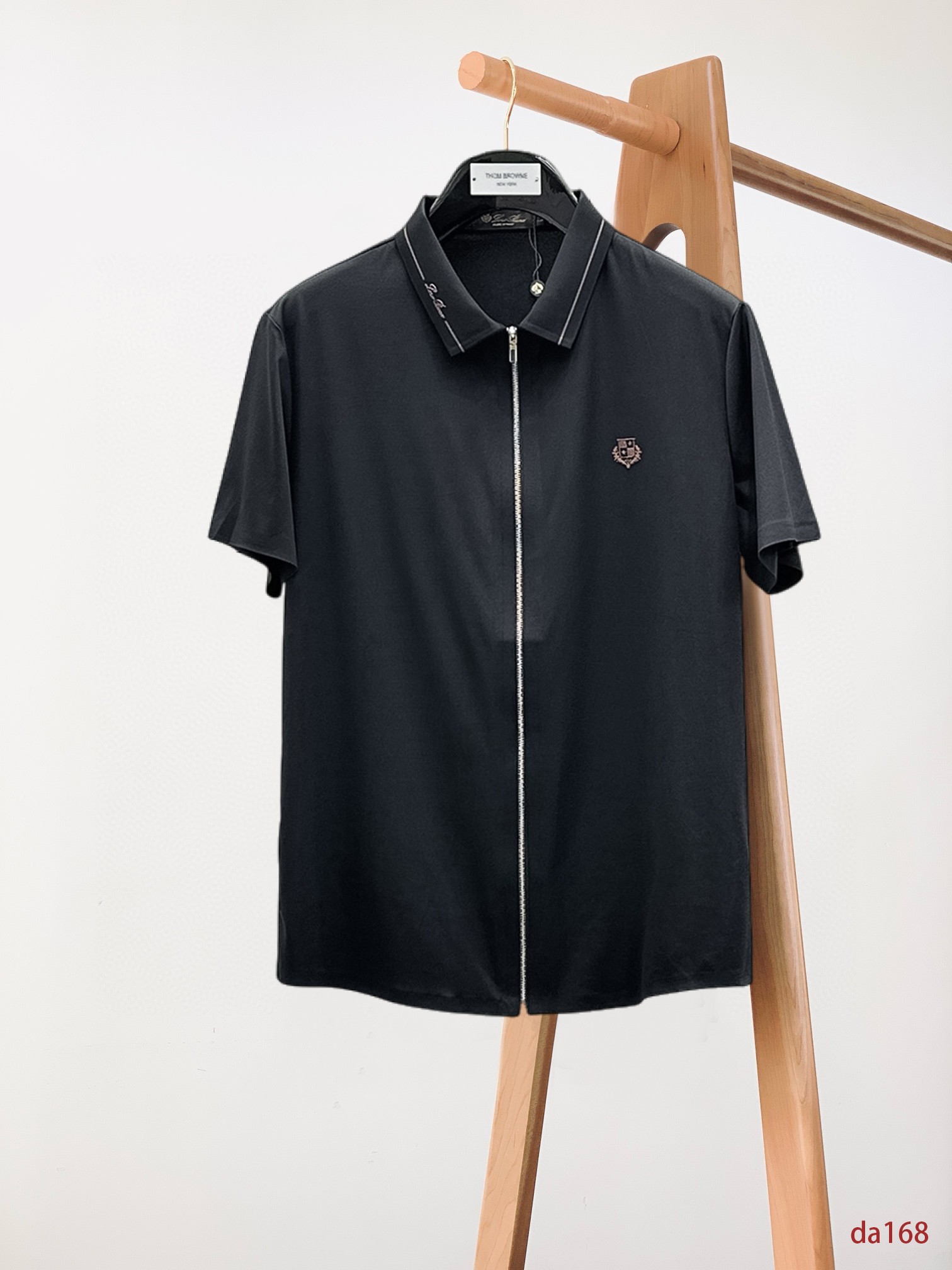 NO:432788,LP High-end Business White-collar workers are a must-have item for individuals in the unit!  Seal-free pressed glue ice silk casual business short-sleeved shirt, technological fabric, ice silk traceless, very good body feel, smooth feel and great texture!  Good elasticity, no sense of restraint, the fabric has its own breathable mesh, moisture absorption and sweating, quick drying and keeping it dry, small lapel placket-breasted design, showing a straight posture, not soft pedal, simple style, can be used for business and leisure, highly recommended!  High-elastic ice silk, the touch is as smooth as jade silk, clean and neat, and elegant and gentlemanly. The high-end materials are the key to the fabric, the quality control must be used. The feel is extremely delicate and smooth, the fabric has a good gloss and upper body skeleton feel, so we can greet mature and quality men's clothing!  Sweat in summer and dry in seconds, a brand new experience Business commuting and leisure M-4XL, loro piano,shirts,T-shirt,alexander wang19860909LP 高端商务 白领 单位人士必入单品！ 无痕压胶冰丝休闲商务短袖衬衫,科技面料,冰丝无痕,体感非常棒,手感顺滑质感很棒！弹性好,无任何束缚感,面料自带透气网孔,吸湿排汗,速干保持干爽,小翻领门襟排扣设计,展露挺拔姿态,不软踏,简约款式,商务休闲都可驾驭,强烈推荐！高弹冰丝,触感堪比玉蚕丝一样丝滑,干净利落,儒雅绅士风度.高级材质,重点就是面料上,品控的必上,手感极其细腻光滑,面料光泽感和上身骨架感好,打招成熟品质男装！夏天出汗秒干,全新体验 商务通勤休闲 M-4XL,,loro piana,shirts,T-shirt,alexander wang,Men's clothing