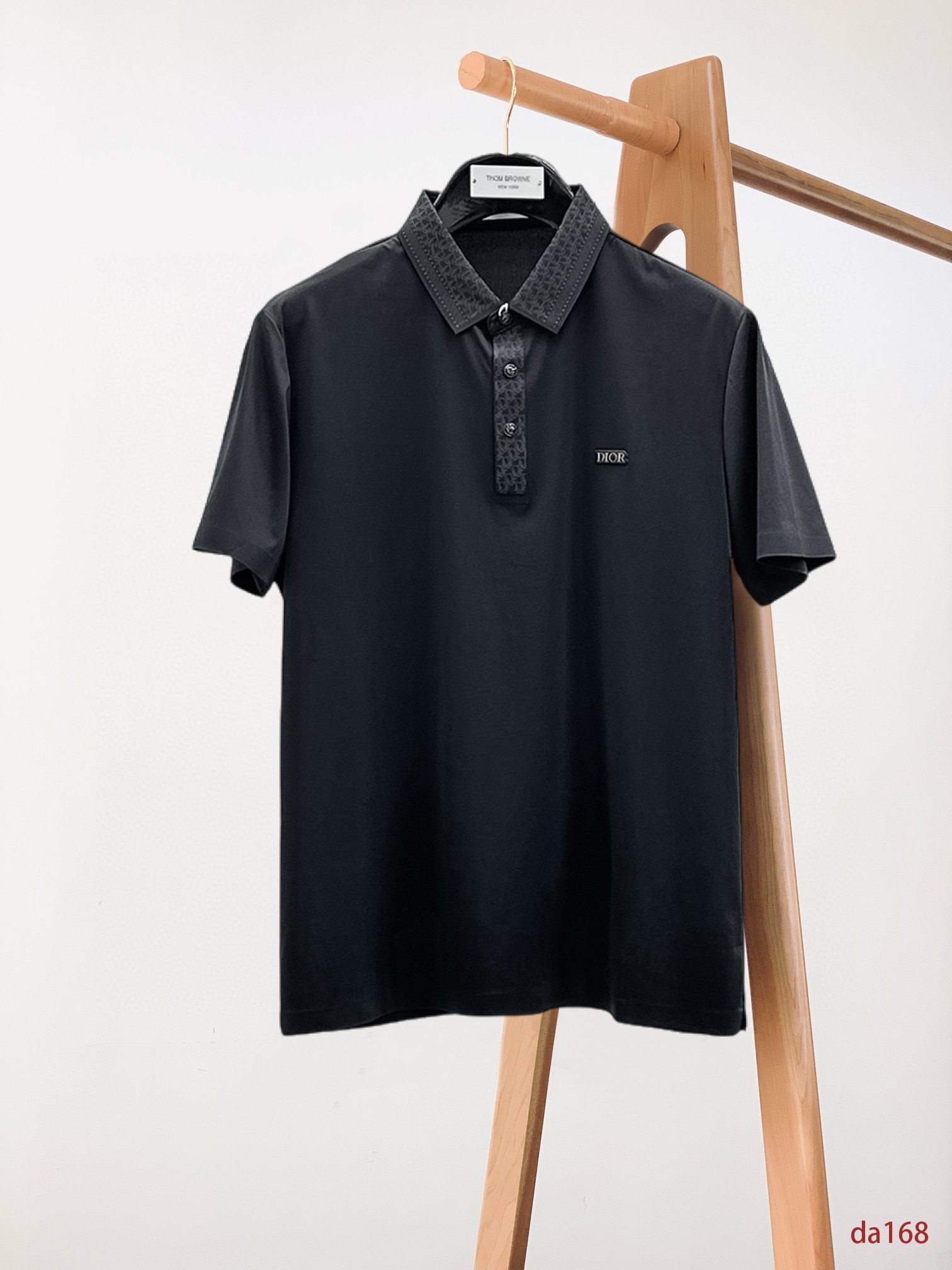 NO:432783,Dior High-end Business White-collar workers are a must-have item for individuals in the unit!  Seizure-free pressed gel ice silk casual business short-sleeved Polo, technology fabric, ice silk traceless, very good body feel, smooth feel and great texture!  Good elasticity, no sense of restraint, the fabric has its own breathable mesh, moisture absorption and sweating, quick drying and keeping it dry, small lapel placket-breasted design, showing a straight posture, not soft pedal, simple style, can be used for business and leisure, highly recommended!  High-elastic ice silk, the touch is as smooth as jade silk, clean and neat, and elegant and gentlemanly. The high-end materials are the key to the fabric, the quality control must be used. The feel is extremely delicate and smooth, the fabric has a good gloss and upper body skeleton feel, so we can greet mature and quality men's clothing!  Sweat in summer and dry in seconds, a brand new experience Business commuting and leisure M-4XL, dior, T-shirt, alexander wang19860909迪奥 高端商务 白领 单位人士必入单品！ 无痕压胶冰丝休闲商务短袖Polo,科技面料,冰丝无痕,体感非常棒,手感顺滑质感很棒！弹性好,无任何束缚感,面料自带透气网孔,吸湿排汗,速干保持干爽,小翻领门襟排扣设计,展露挺拔姿态,不软踏,简约款式,商务休闲都可驾驭,强烈推荐！高弹冰丝,触感堪比玉蚕丝一样丝滑,干净利落,儒雅绅士风度.高级材质,重点就是面料上,品控的必上,手感极其细腻光滑,面料光泽感和上身骨架感好,打招成熟品质男装！夏天出汗秒干,全新体验 商务通勤休闲 M-4XL,,dior,T-shirt,alexander wang,Men's clothing