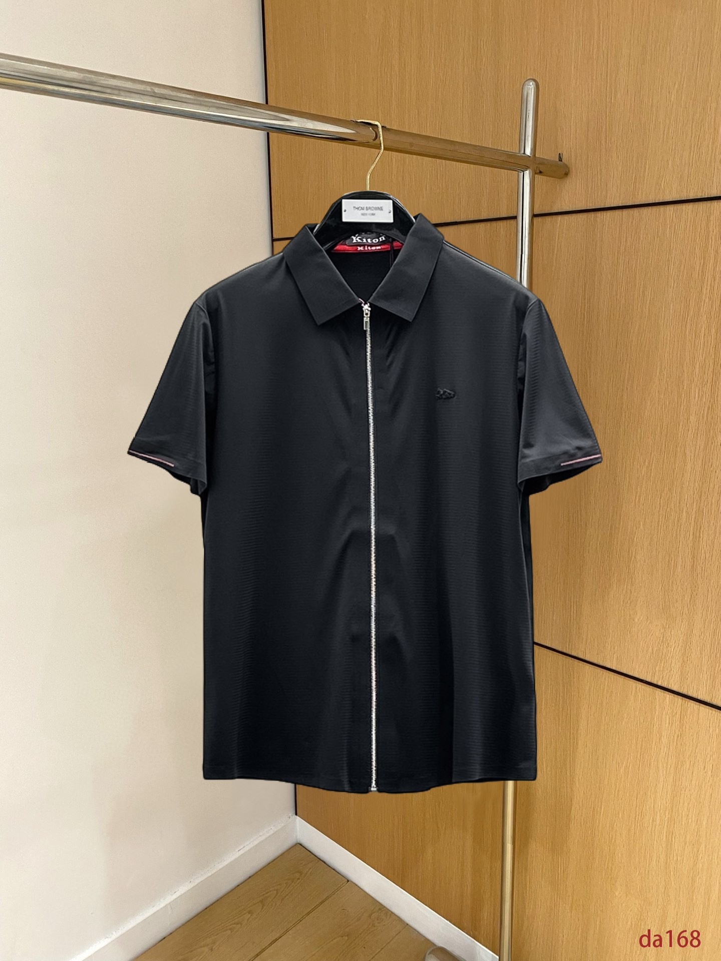 NO:439448,Kiton High-end Business White-collar workers are a must-have item for individuals in the unit!  Seal-free pressed glue ice silk casual business short-sleeved shirt, technological fabric, ice silk traceless, very good body feel, smooth feel and great texture!  Good elasticity, no sense of restraint, the fabric has its own breathable mesh, moisture absorption and sweating, quick drying and keeping it dry, small lapel placket-breasted design, showing a straight posture, not soft pedal, simple style, can be used for business and leisure, highly recommended!  High-elastic ice silk, the touch is as smooth as jade silk, clean and neat, and elegant and gentlemanly. The high-end materials are the key to the fabric, the quality control must be used. The feel is extremely delicate and smooth, the fabric has a good gloss and upper body skeleton feel, so we can greet mature and quality men's clothing!  Sweat in summer and dry instantly, a brand new experience Business commuting and leisure M-4XL, Shirts, T-shirt, alexander wang19860909Kiton 高端商务 白领 单位人士必入单品！ 无痕压胶冰丝休闲商务短袖衬衫,科技面料,冰丝无痕,体感非常棒,手感顺滑质感很棒！弹性好,无任何束缚感,面料自带透气网孔,吸湿排汗,速干保持干爽,小翻领门襟排扣设计,展露挺拔姿态,不软踏,简约款式,商务休闲都可驾驭,强烈推荐！高弹冰丝,触感堪比玉蚕丝一样丝滑,干净利落,儒雅绅士风度.高级材质,重点就是面料上,品控的必上,手感极其细腻光滑,面料光泽感和上身骨架感好,打招成熟品质男装！夏天出汗秒干,全新体验 商务通勤休闲 M-4XL,,shirts,T-shirt,alexander wang,Men's clothing