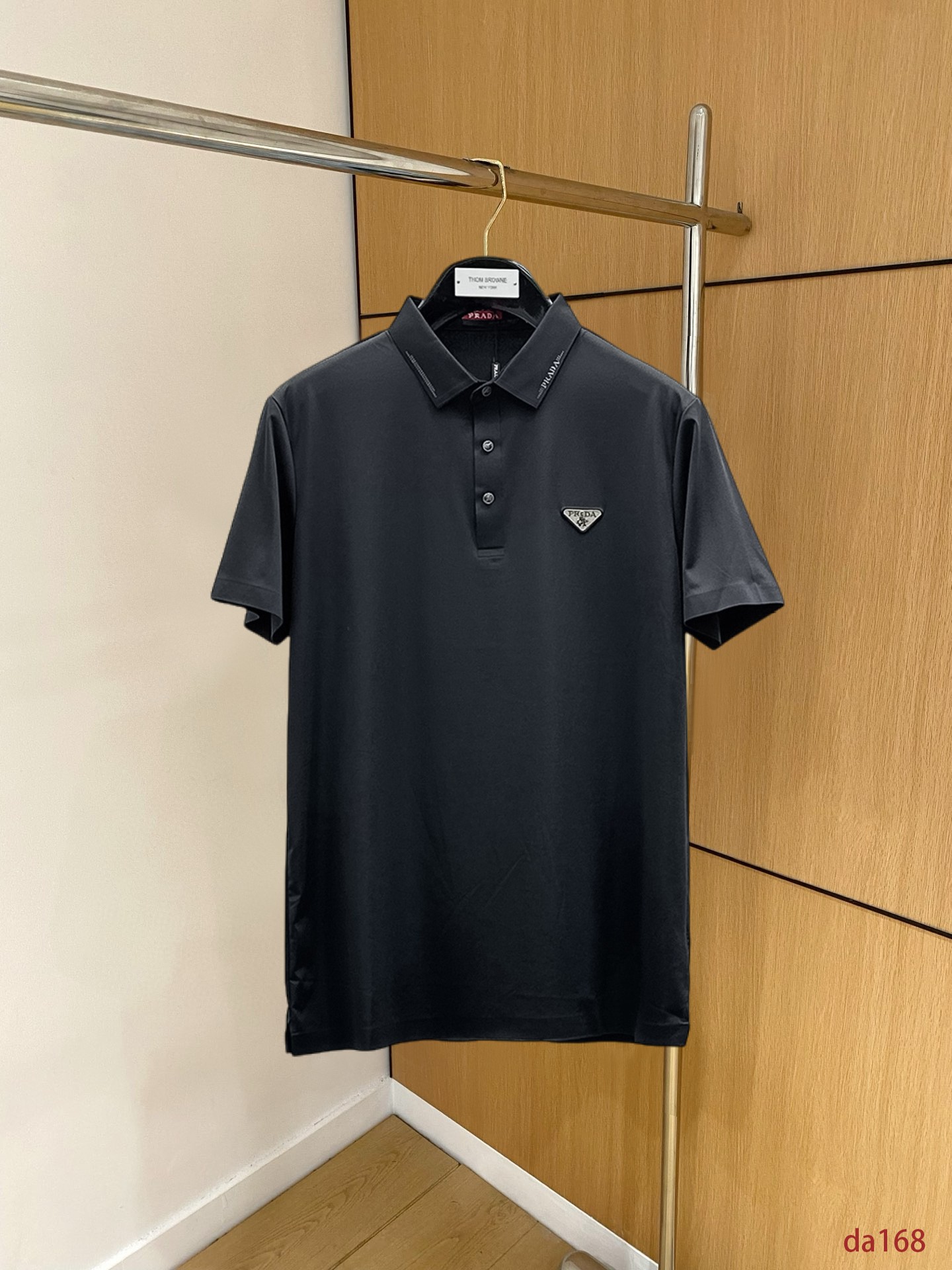 NO:439494,Prada High-end Business White-collar workers are a must-have item for individuals in the unit!  Seizure-free pressed gel ice silk casual business short-sleeved Polo, technology fabric, ice silk traceless, very good body feel, smooth feel and great texture!  Good elasticity, no sense of restraint, the fabric has its own breathable mesh, moisture absorption and sweating, quick drying and keeping it dry, small lapel placket-breasted design, showing a straight posture, not soft pedal, simple style, can be used for business and leisure, highly recommended!  High-elastic ice silk, the touch is as smooth as jade silk, clean and neat, and elegant and gentlemanly. The high-end materials are the key to the fabric, the quality control must be used. The feel is extremely delicate and smooth, the fabric has a good gloss and upper body skeleton feel, so we can greet mature and quality men's clothing!  Sweat in summer and dry in seconds, a brand new experience Business commuting and leisure M-4XL, prada, T-shirt, alexander wang19860909普拉达 高端商务 白领 单位人士必入单品！ 无痕压胶冰丝休闲商务短袖Polo,科技面料,冰丝无痕,体感非常棒,手感顺滑质感很棒！弹性好,无任何束缚感,面料自带透气网孔,吸湿排汗,速干保持干爽,小翻领门襟排扣设计,展露挺拔姿态,不软踏,简约款式,商务休闲都可驾驭,强烈推荐！高弹冰丝,触感堪比玉蚕丝一样丝滑,干净利落,儒雅绅士风度.高级材质,重点就是面料上,品控的必上,手感极其细腻光滑,面料光泽感和上身骨架感好,打招成熟品质男装！夏天出汗秒干,全新体验 商务通勤休闲 M-4XL,,prada,T-shirt,alexander wang,Men's clothing