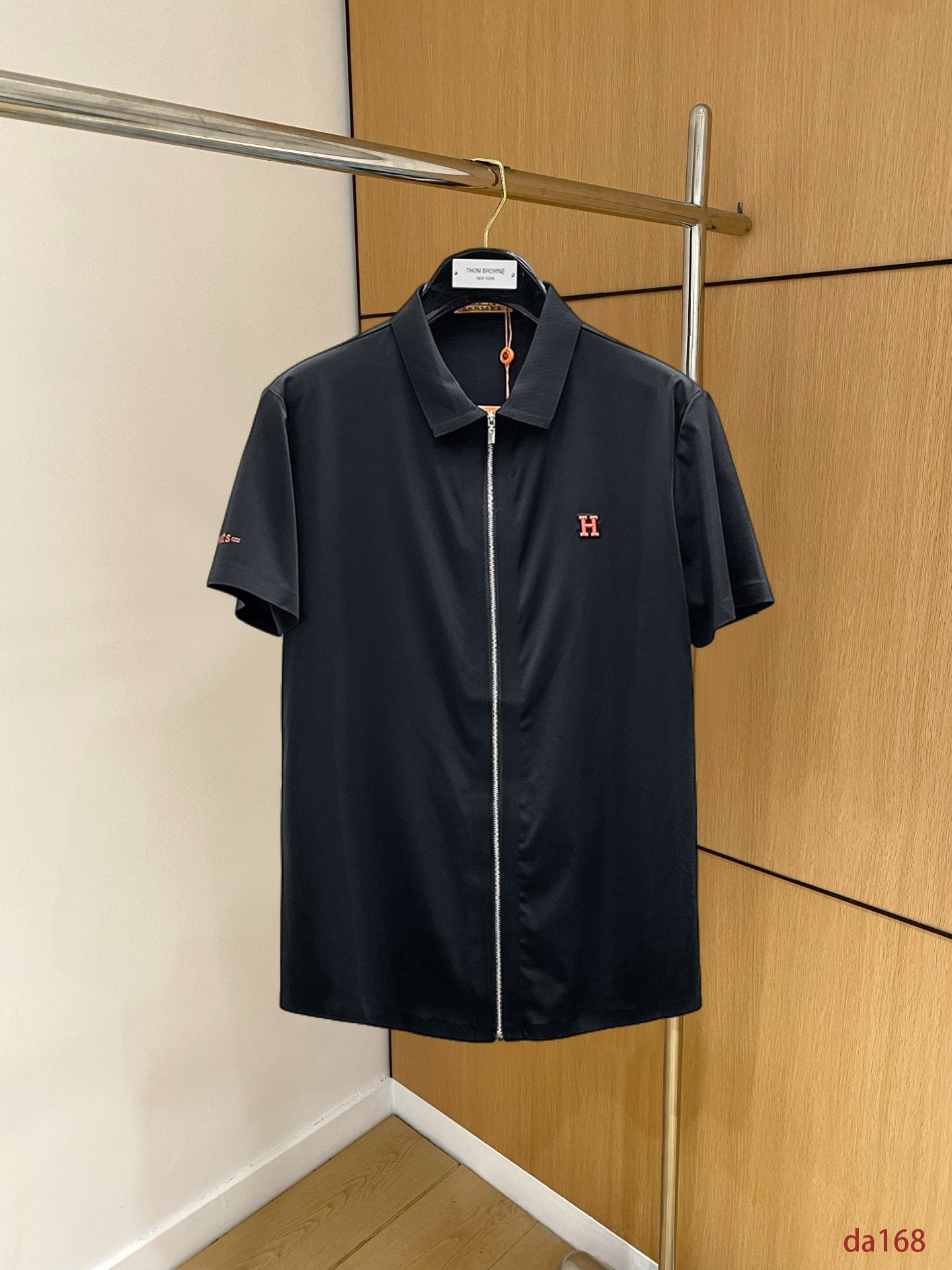 NO:439489,Hermes High-end Business White-collar workers are a must-have item for people in the unit!  Seal-free pressed glue ice silk casual business short-sleeved shirt, technological fabric, ice silk traceless, very good body feel, smooth feel and great texture!  Good elasticity, no sense of restraint, the fabric has its own breathable mesh, moisture absorption and sweating, quick drying and keeping it dry, small lapel placket-breasted design, showing a straight posture, not soft pedal, simple style, can be used for business and leisure, highly recommended!  High-elastic ice silk, the touch is as smooth as jade silk, clean and neat, and elegant and gentlemanly. The high-end materials are the key to the fabric, the quality control must be used. The feel is extremely delicate and smooth, the fabric has a good gloss and upper body skeleton feel, so we can greet mature and quality men's clothing!  Sweat in summer and dry in seconds, a brand new experience Business commuting and leisure M-4XL, hermes,shirts,T-shirt,alexander wang19860909爱马仕 高端商务 白领 单位人士必入单品！ 无痕压胶冰丝休闲商务短袖衬衫,科技面料,冰丝无痕,体感非常棒,手感顺滑质感很棒！弹性好,无任何束缚感,面料自带透气网孔,吸湿排汗,速干保持干爽,小翻领门襟排扣设计,展露挺拔姿态,不软踏,简约款式,商务休闲都可驾驭,强烈推荐！高弹冰丝,触感堪比玉蚕丝一样丝滑,干净利落,儒雅绅士风度.高级材质,重点就是面料上,品控的必上,手感极其细腻光滑,面料光泽感和上身骨架感好,打招成熟品质男装！夏天出汗秒干,全新体验 商务通勤休闲 M-4XL,,hermes,shirts,T-shirt,alexander wang,Men's clothing