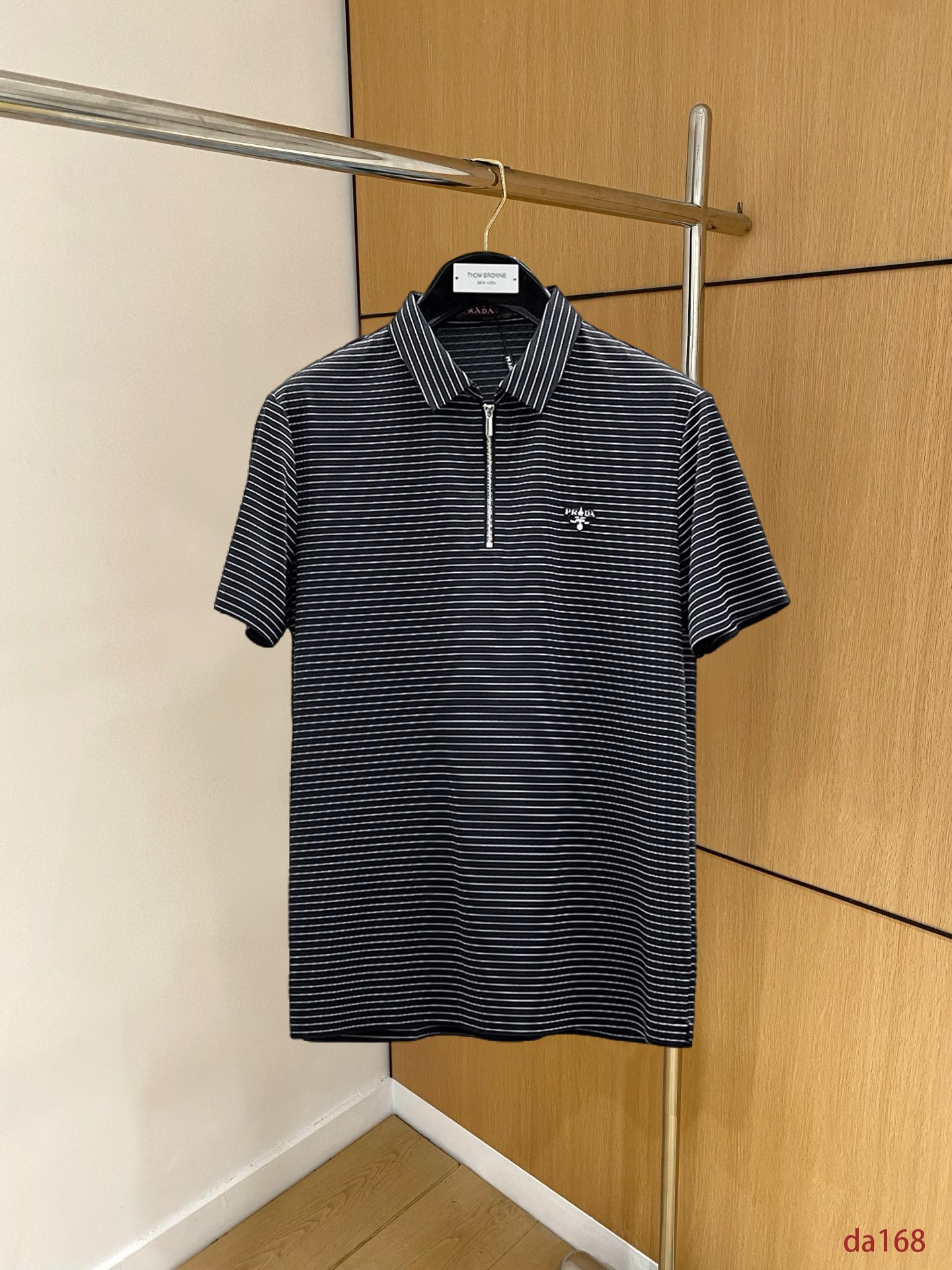 NO:439477,Prada High-end Business White-collar workers are a must-have item for individuals in the unit!  Seizure-free pressed gel ice silk casual business short-sleeved Polo, technology fabric, ice silk traceless, very good body feel, smooth feel and great texture!  Good elasticity, no sense of restraint, the fabric has its own breathable mesh, moisture absorption and sweating, quick drying and keeping it dry, small lapel placket-breasted design, showing a straight posture, not soft pedal, simple style, can be used for business and leisure, highly recommended!  High-elastic ice silk, the touch is as smooth as jade silk, clean and neat, and elegant and gentlemanly. The high-end materials are the key to the fabric, the quality control must be used. The feel is extremely delicate and smooth, the fabric has a good gloss and upper body skeleton feel, so we can greet mature and quality men's clothing!  Sweat in summer and dry in seconds, a brand new experience Business commuting and leisure M-4XL, prada, T-shirt, alexander wang19860909普拉达 高端商务 白领 单位人士必入单品！ 无痕压胶冰丝休闲商务短袖Polo,科技面料,冰丝无痕,体感非常棒,手感顺滑质感很棒！弹性好,无任何束缚感,面料自带透气网孔,吸湿排汗,速干保持干爽,小翻领门襟排扣设计,展露挺拔姿态,不软踏,简约款式,商务休闲都可驾驭,强烈推荐！高弹冰丝,触感堪比玉蚕丝一样丝滑,干净利落,儒雅绅士风度.高级材质,重点就是面料上,品控的必上,手感极其细腻光滑,面料光泽感和上身骨架感好,打招成熟品质男装！夏天出汗秒干,全新体验 商务通勤休闲 M-4XL,,prada,T-shirt,alexander wang,Men's clothing