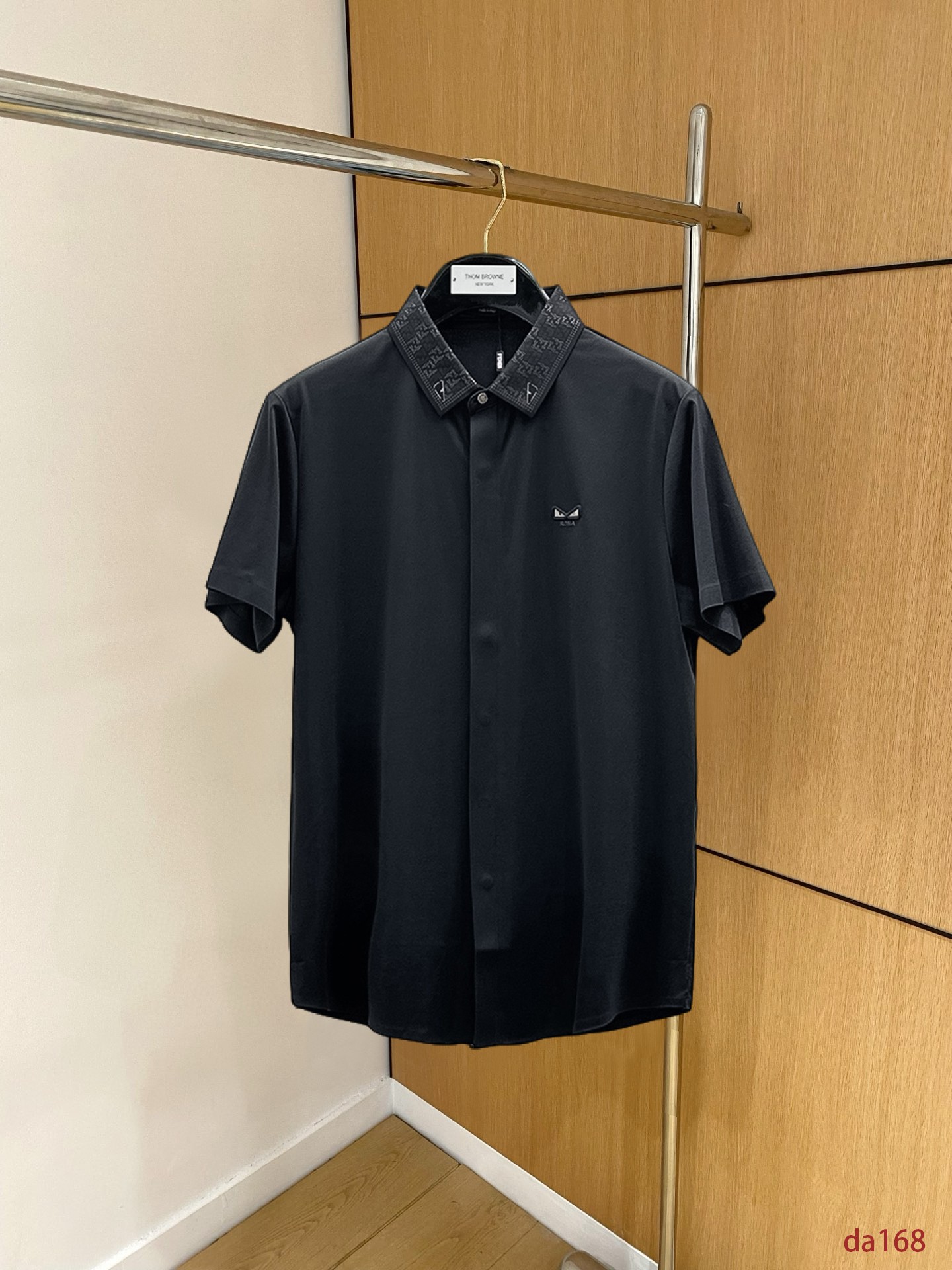 NO:439470,Fendi High-end Business White-collar workers are a must-have item for individuals in the unit!  Seal-free pressed glue ice silk casual business short-sleeved shirt, technological fabric, ice silk traceless, very good body feel, smooth feel and great texture!  Good elasticity, no sense of restraint, the fabric has its own breathable mesh, moisture absorption and sweating, quick drying and keeping it dry, small lapel placket-breasted design, showing a straight posture, not soft pedal, simple style, can be used for business and leisure, highly recommended!  High-elastic ice silk, the touch is as smooth as jade silk, clean and neat, and elegant and gentlemanly. The high-end materials are the key to the fabric, the quality control must be used. The feel is extremely delicate and smooth, the fabric has a good gloss and upper body skeleton feel, so we can greet mature and quality men's clothing!  Sweat in summer and dry in seconds, a brand new experience Business commuting and leisure M-4XL, fendi,shirts,T-shirt,alexander wang19860909芬迪 高端商务 白领 单位人士必入单品！ 无痕压胶冰丝休闲商务短袖衬衫,科技面料,冰丝无痕,体感非常棒,手感顺滑质感很棒！弹性好,无任何束缚感,面料自带透气网孔,吸湿排汗,速干保持干爽,小翻领门襟排扣设计,展露挺拔姿态,不软踏,简约款式,商务休闲都可驾驭,强烈推荐！高弹冰丝,触感堪比玉蚕丝一样丝滑,干净利落,儒雅绅士风度.高级材质,重点就是面料上,品控的必上,手感极其细腻光滑,面料光泽感和上身骨架感好,打招成熟品质男装！夏天出汗秒干,全新体验 商务通勤休闲 M-4XL,,fendi,shirts,T-shirt,alexander wang,Men's clothing