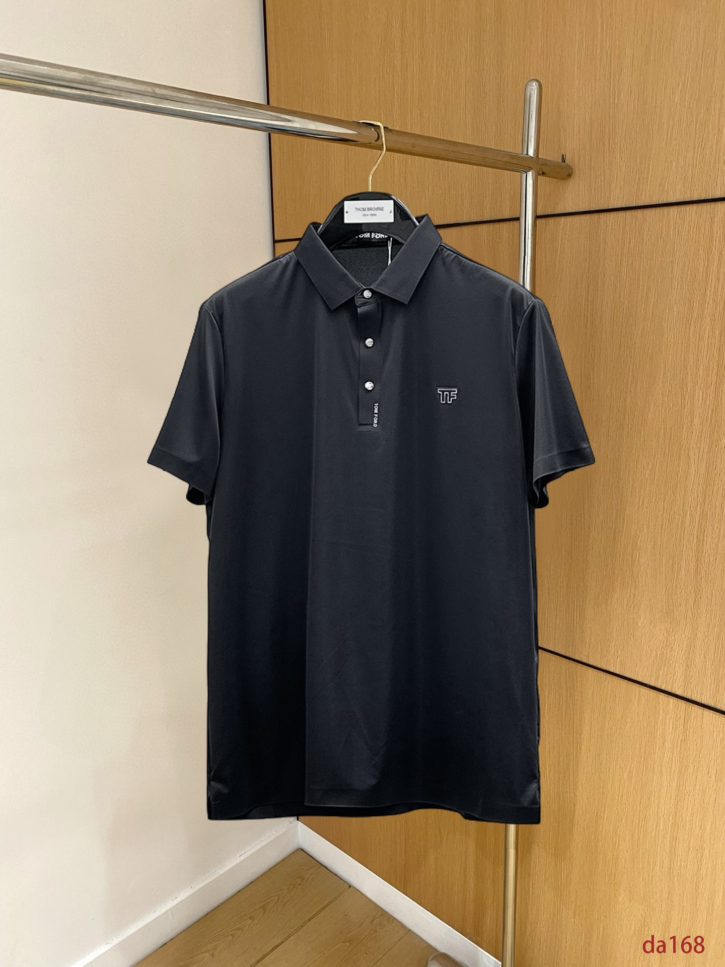 NO:439465,Tom Ford High-end Business White-collar workers are a must-have item for individuals in the unit!  Seizure-free pressed gel ice silk casual business short-sleeved Polo, technology fabric, ice silk traceless, very good body feel, smooth feel and great texture!  Good elasticity, no sense of restraint, the fabric has its own breathable mesh, moisture absorption and sweating, quick drying and keeping it dry, small lapel placket-breasted design, showing a straight posture, not soft pedal, simple style, can be used for business and leisure, highly recommended!  High-elastic ice silk, the touch is as smooth as jade silk, clean and neat, and elegant and gentlemanly. The high-end materials are the key to the fabric, the quality control must be used. The feel is extremely delicate and smooth, the fabric has a good gloss and upper body skeleton feel, so we can greet mature and quality men's clothing!  Sweat in summer and dry instantly, a brand new experience Business commuting and leisure M-4XL, T-shirt, alexander wang19860909汤姆福特 高端商务 白领 单位人士必入单品！ 无痕压胶冰丝休闲商务短袖Polo,科技面料,冰丝无痕,体感非常棒,手感顺滑质感很棒！弹性好,无任何束缚感,面料自带透气网孔,吸湿排汗,速干保持干爽,小翻领门襟排扣设计,展露挺拔姿态,不软踏,简约款式,商务休闲都可驾驭,强烈推荐！高弹冰丝,触感堪比玉蚕丝一样丝滑,干净利落,儒雅绅士风度.高级材质,重点就是面料上,品控的必上,手感极其细腻光滑,面料光泽感和上身骨架感好,打招成熟品质男装！夏天出汗秒干,全新体验 商务通勤休闲 M-4XL,,T-shirt,alexander wang,Men's clothing