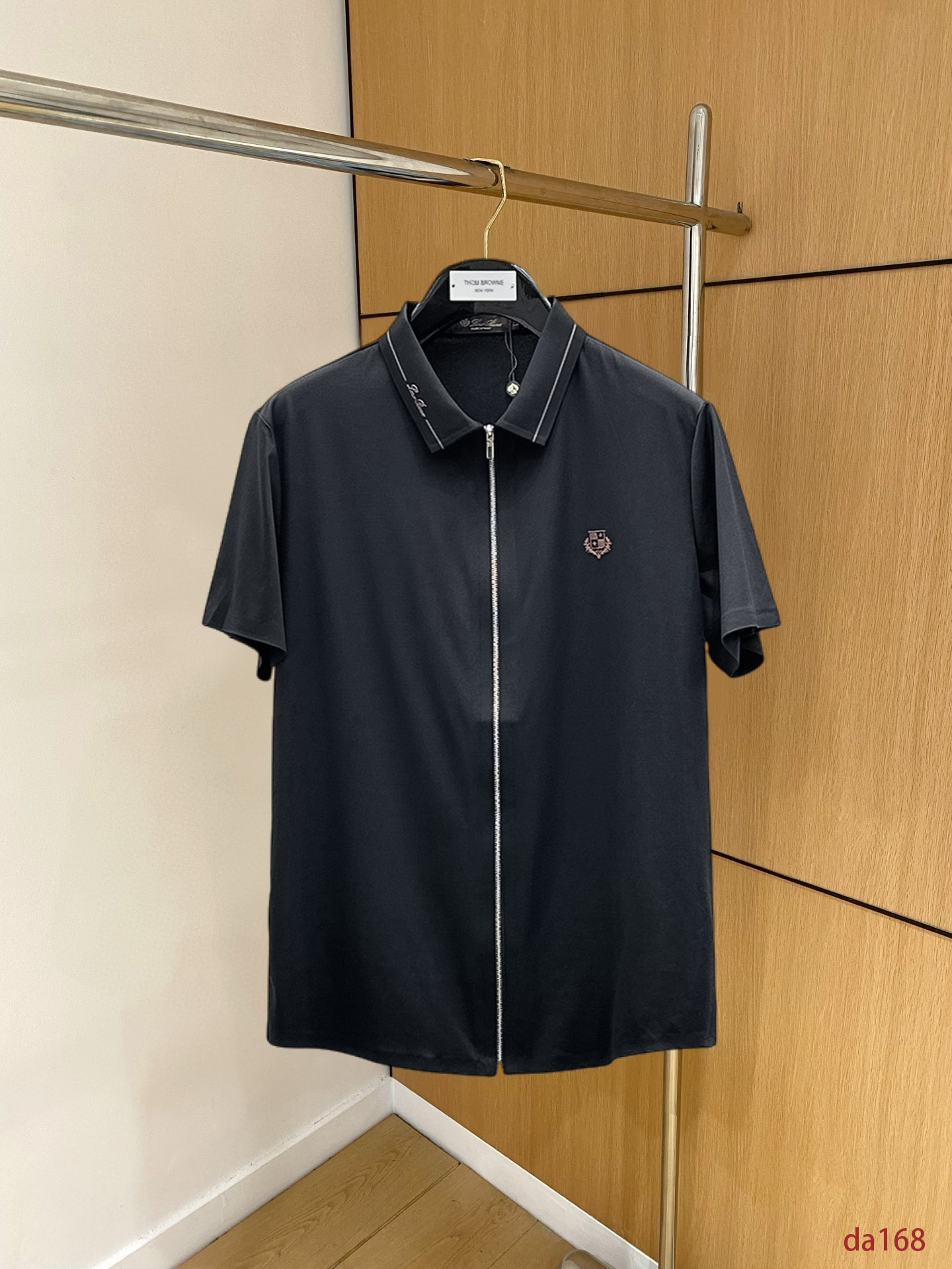 NO:439463,LP High-end Business White-collar workers are a must-have item for individuals in the unit!  Seal-free pressed glue ice silk casual business short-sleeved shirt, technological fabric, ice silk traceless, very good body feel, smooth feel and great texture!  Good elasticity, no sense of restraint, the fabric has its own breathable mesh, moisture absorption and sweating, quick drying and keeping it dry, small lapel placket-breasted design, showing a straight posture, not soft pedal, simple style, can be used for business and leisure, highly recommended!  High-elastic ice silk, the touch is as smooth as jade silk, clean and neat, and elegant and gentlemanly. The high-end materials are the key to the fabric, the quality control must be used. The feel is extremely delicate and smooth, the fabric has a good gloss and upper body skeleton feel, so we can greet mature and quality men's clothing!  Sweat in summer and dry in seconds, a brand new experience Business commuting and leisure M-4XL, loro piano,shirts,T-shirt,alexander wang19860909LP 高端商务 白领 单位人士必入单品！ 无痕压胶冰丝休闲商务短袖衬衫,科技面料,冰丝无痕,体感非常棒,手感顺滑质感很棒！弹性好,无任何束缚感,面料自带透气网孔,吸湿排汗,速干保持干爽,小翻领门襟排扣设计,展露挺拔姿态,不软踏,简约款式,商务休闲都可驾驭,强烈推荐！高弹冰丝,触感堪比玉蚕丝一样丝滑,干净利落,儒雅绅士风度.高级材质,重点就是面料上,品控的必上,手感极其细腻光滑,面料光泽感和上身骨架感好,打招成熟品质男装！夏天出汗秒干,全新体验 商务通勤休闲 M-4XL,,loro piana,shirts,T-shirt,alexander wang,Men's clothing