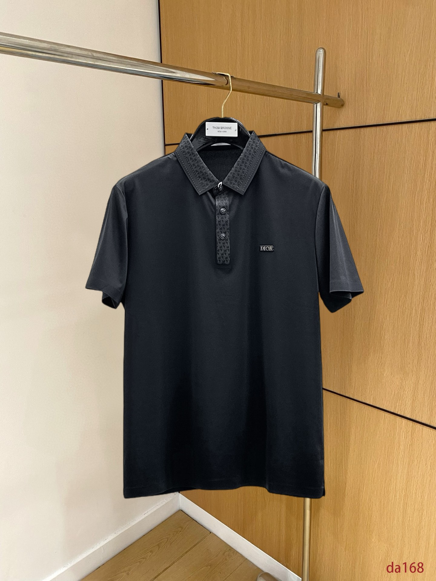 NO:439457,Dior High-end Business White-collar workers are a must-have item for individuals in the unit!  Seizure-free pressed gel ice silk casual business short-sleeved Polo, technology fabric, ice silk traceless, very good body feel, smooth feel and great texture!  Good elasticity, no sense of restraint, the fabric has its own breathable mesh, moisture absorption and sweating, quick drying and keeping it dry, small lapel placket-breasted design, showing a straight posture, not soft pedal, simple style, can be used for business and leisure, highly recommended!  High-elastic ice silk, the touch is as smooth as jade silk, clean and neat, and elegant and gentlemanly. The high-end materials are the key to the fabric, the quality control must be used. The feel is extremely delicate and smooth, the fabric has a good gloss and upper body skeleton feel, so we can greet mature and quality men's clothing!  Sweat in summer and dry in seconds, a brand new experience Business commuting and leisure M-4XL, dior, T-shirt, alexander wang19860909迪奥 高端商务 白领 单位人士必入单品！ 无痕压胶冰丝休闲商务短袖Polo,科技面料,冰丝无痕,体感非常棒,手感顺滑质感很棒！弹性好,无任何束缚感,面料自带透气网孔,吸湿排汗,速干保持干爽,小翻领门襟排扣设计,展露挺拔姿态,不软踏,简约款式,商务休闲都可驾驭,强烈推荐！高弹冰丝,触感堪比玉蚕丝一样丝滑,干净利落,儒雅绅士风度.高级材质,重点就是面料上,品控的必上,手感极其细腻光滑,面料光泽感和上身骨架感好,打招成熟品质男装！夏天出汗秒干,全新体验 商务通勤休闲 M-4XL,,dior,T-shirt,alexander wang,Men's clothing