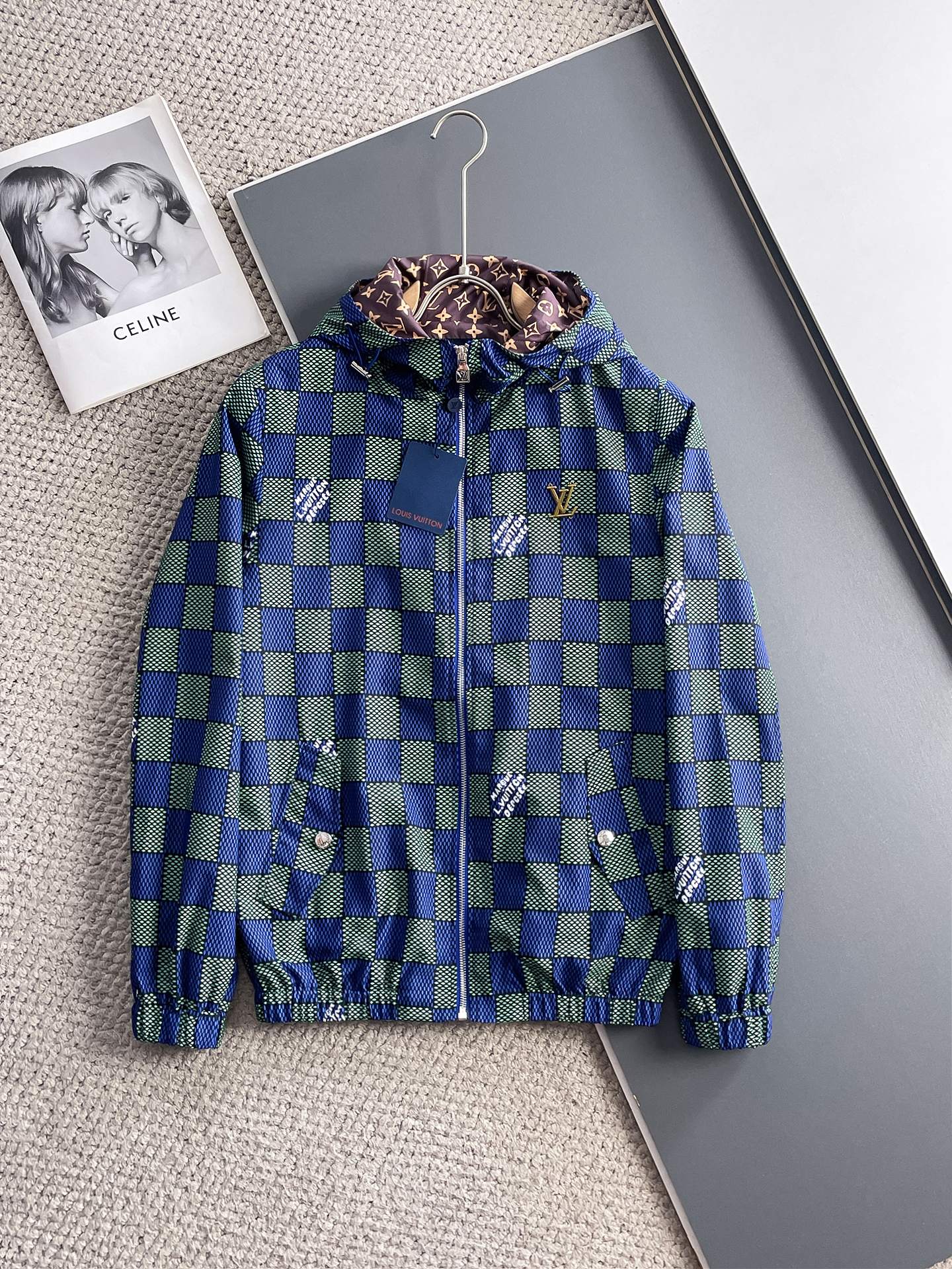 NO:511243,LV 2025 spring new jacket jacket, the new product on the show is perfect, comfortable and warm, the three-standard complete colors and full and attractive, and the very outstanding design easily advances the sense of fashion, the workmanship is extremely exquisite and rigorous, and the wiring is neat and meticulous!  A masterpiece of a big-name designer!  The upper body doesn't look bloated and super handsome!  Spot code M ~ XXXL,,louis vuitton,jackets & coats,jackets & coats,alexander wang19860909LV 2025春季新款夹克外套,秀场新品品相非常完美,舒适保暖,三标齐全色泽饱满诱人,非常出彩的设计,轻松将时髦感进阶,做工极为考究严谨,走线工整细致！大牌设计师巨作！上身不显臃肿、超级帅气！现货码数M ～ XXXL,,louis vuitton,jackets & coats,jackets & coats,alexander wang,Men's clothing