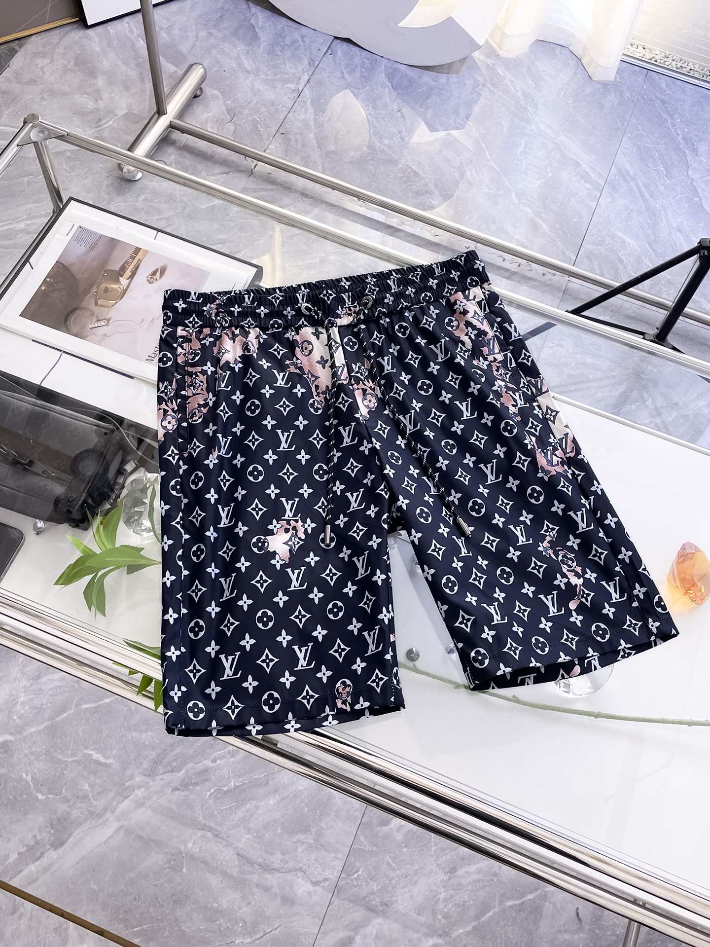 NO:510483,LV 2025 summer new style original single counter casual shorts, luxury classic brand original LOGO accessories, hot-selling models for the counter, very comfortable to wear, low-key and luxurious, very classy when worn, no need to say much about the pants style and cutting, the upper body is exquisite and vivid, high-end and top-quality materials, a truly palace-level casual pants, which are made of Turkish cotton, and are highly washed, making the pants very soft!  Not picky about people, the upper body is absolutely stylish and extremely luxurious. Size M-3XL orders to report height and weight.,,louis vuitton, shorts,alexander wang19860909LV 2025夏季新款原单专柜休闲短裤,奢华经典品牌原版LOGO配饰 专柜热销款 身穿着非常舒适 低调不失奢华 穿出去非常有档次 裤型款式和裁剪亦无需多言 上身精致跃然高档一等一顶级质料 真正殿堂级的休闲裤 选用土耳其的棉花品质卓然,经过重水洗使得裤子很柔软！不挑人 上身绝对的有型 极度奢华. 尺码M-3XL下单报身高体重.,,louis vuitton,shorts,alexander wang,Men's clothing