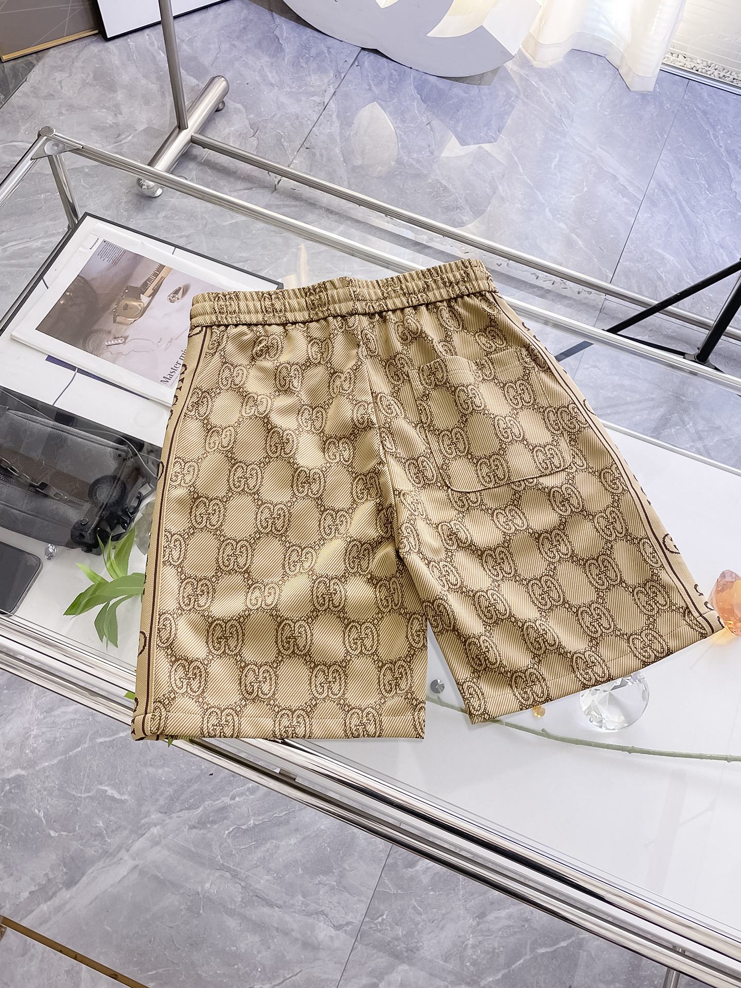 Alternative view of Shorts 00034