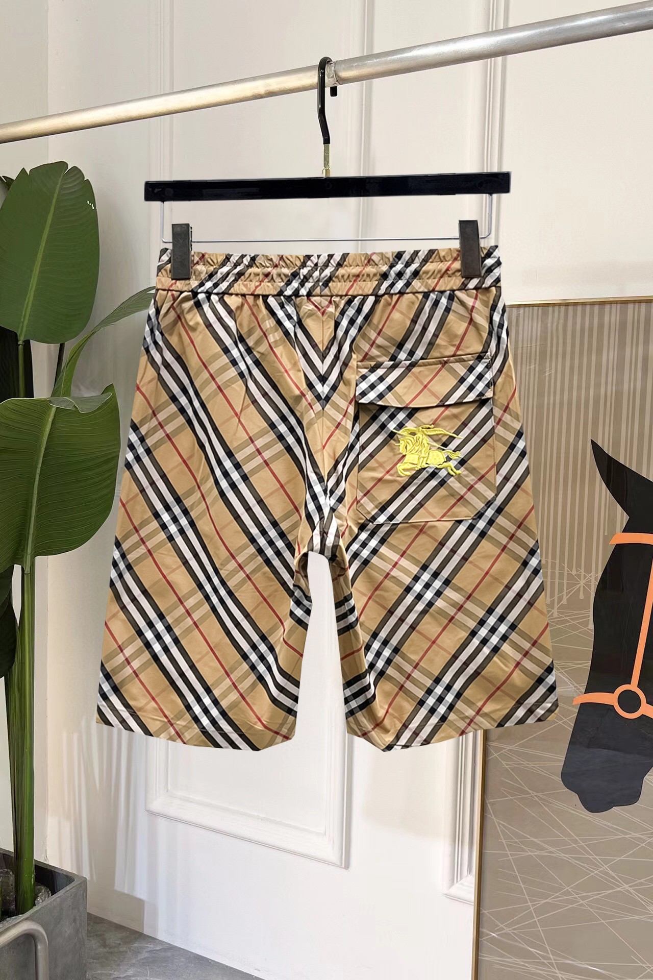 Burberry Classic Check Cotton Shorts Luxury Summer Beach Shorts For Men 3 a1747228276946 2011