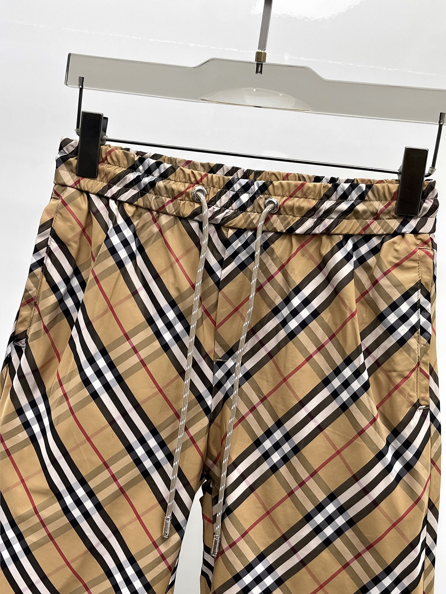 Burberry Classic Check Cotton Shorts Luxury Summer Beach Shorts For Men 4 a1747228277006 7354