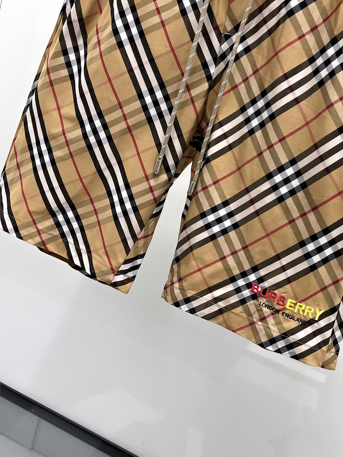 Burberry Classic Check Cotton Shorts Luxury Summer Beach Shorts For Men 9 a1747228278713 0063