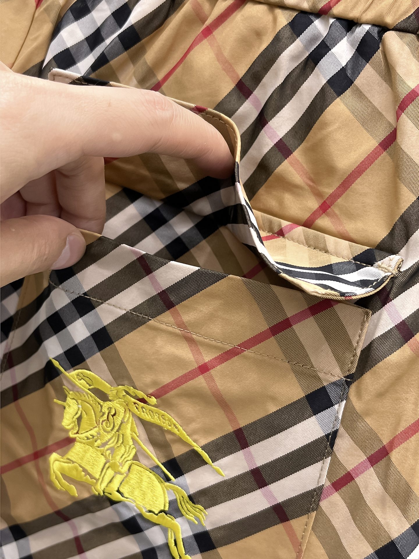 Burberry Classic Check Cotton Shorts Luxury Summer Beach Shorts For Men 12 a1747228278794 5518