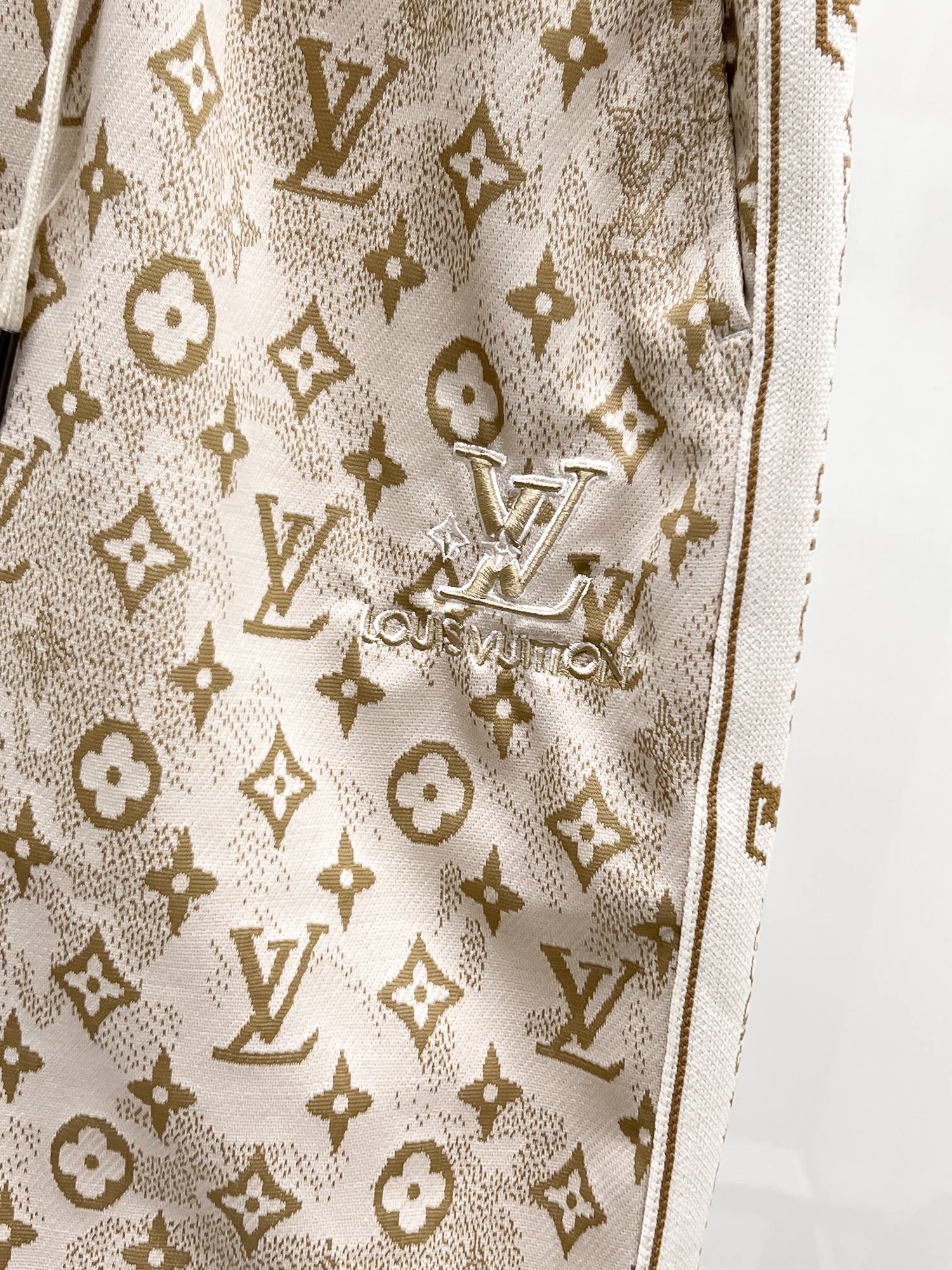 Louis Vuitton 2025 Summer Monogram Shorts - Luxury Classic Design 10 a1747228355843 4084
