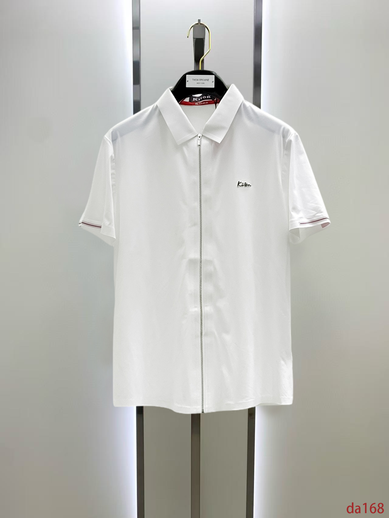 NO:448587,Kiton High-end Business White-collar workers are a must-have item for individuals in the unit!  Seal-free pressed glue ice silk casual business short-sleeved shirt, technological fabric, ice silk traceless, very good body feel, smooth feel and great texture!  Good elasticity, no sense of restraint, the fabric has its own breathable mesh, moisture absorption and sweating, quick drying and keeping it dry, small lapel placket-breasted design, showing a straight posture, not soft pedal, simple style, can be used for business and leisure, highly recommended!  High-elastic ice silk, the touch is as smooth as jade silk, clean and neat, and elegant and gentlemanly. The high-end materials are the key to the fabric, the quality control must be used. The feel is extremely delicate and smooth, the fabric has a good gloss and upper body skeleton feel, so we can greet mature and quality men's clothing!  Sweat in summer and dry instantly, a brand new experience Business commuting and leisure M-4XL, Shirts, T-shirt, alexander wang19860909Kiton 高端商务 白领 单位人士必入单品！ 无痕压胶冰丝休闲商务短袖衬衫,科技面料,冰丝无痕,体感非常棒,手感顺滑质感很棒！弹性好,无任何束缚感,面料自带透气网孔,吸湿排汗,速干保持干爽,小翻领门襟排扣设计,展露挺拔姿态,不软踏,简约款式,商务休闲都可驾驭,强烈推荐！高弹冰丝,触感堪比玉蚕丝一样丝滑,干净利落,儒雅绅士风度.高级材质,重点就是面料上,品控的必上,手感极其细腻光滑,面料光泽感和上身骨架感好,打招成熟品质男装！夏天出汗秒干,全新体验 商务通勤休闲 M-4XL,,shirts,T-shirt,alexander wang,Men's clothing